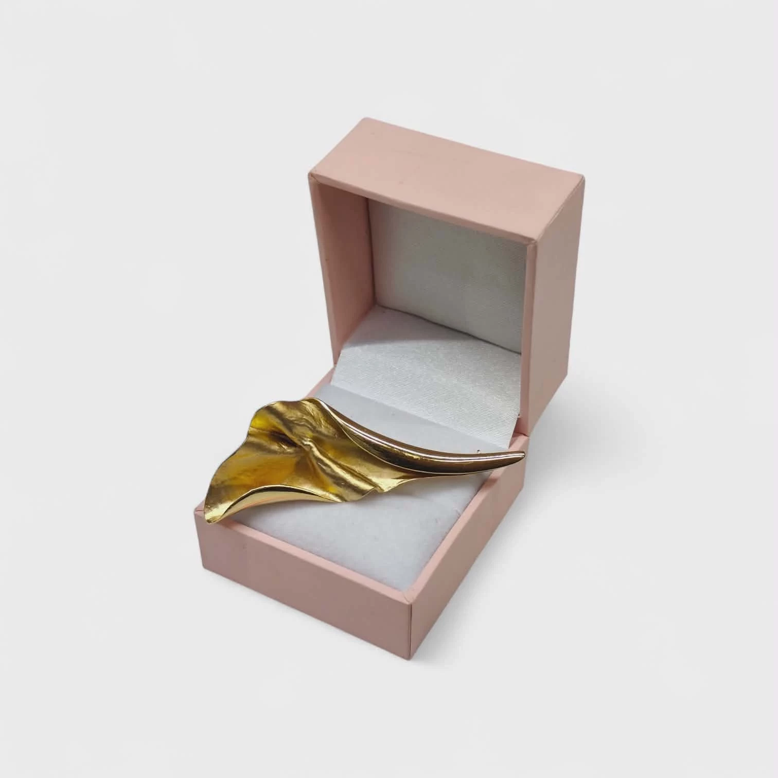 zlota-broszka-plynna-elegancja-kwintesencja-nowoczesnego-designu-8k-11-listopada-4-lask-palladium