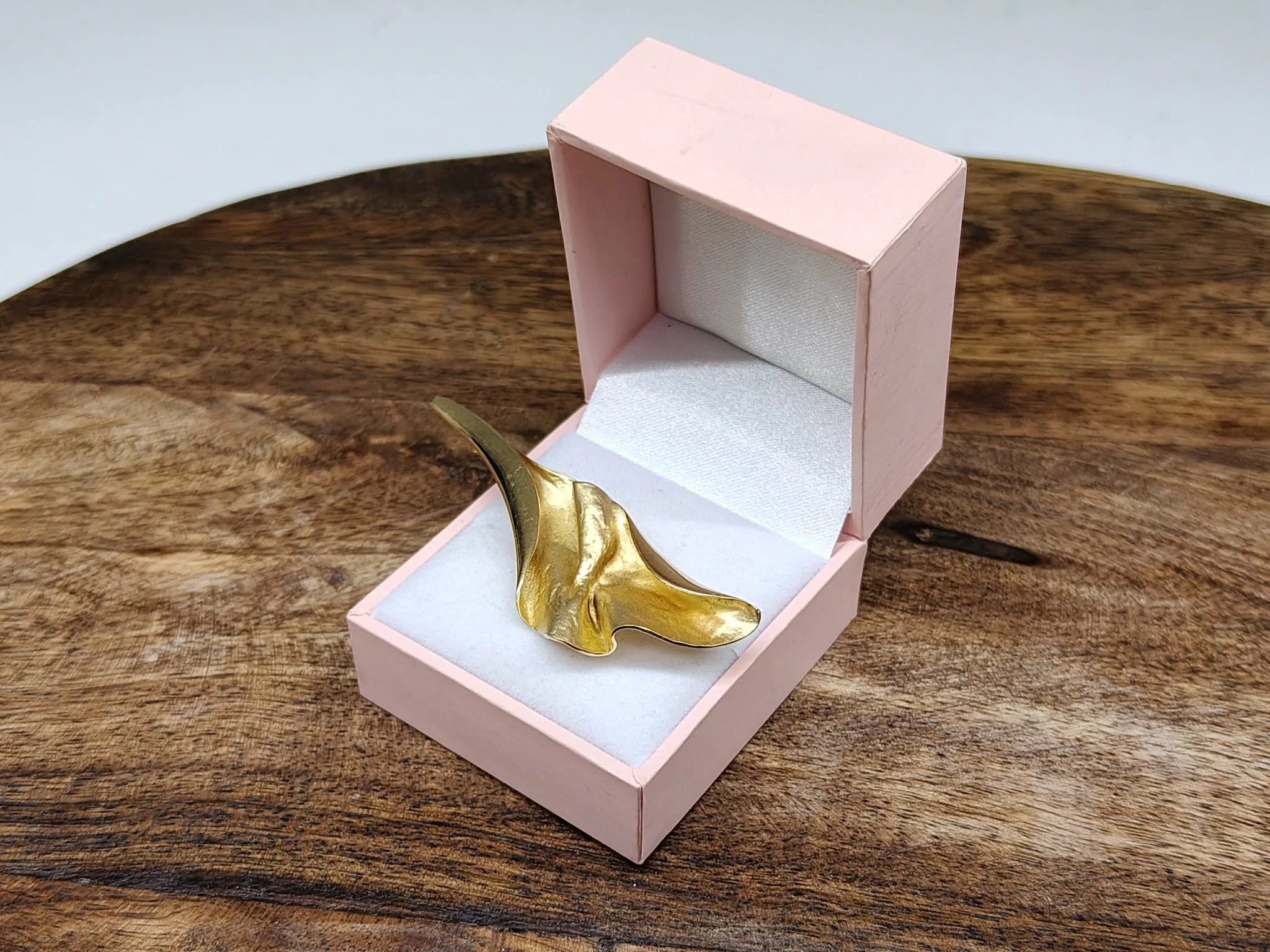 zlota-broszka-plynna-elegancja-kwintesencja-nowoczesnego-designu-8k-material-15835-2