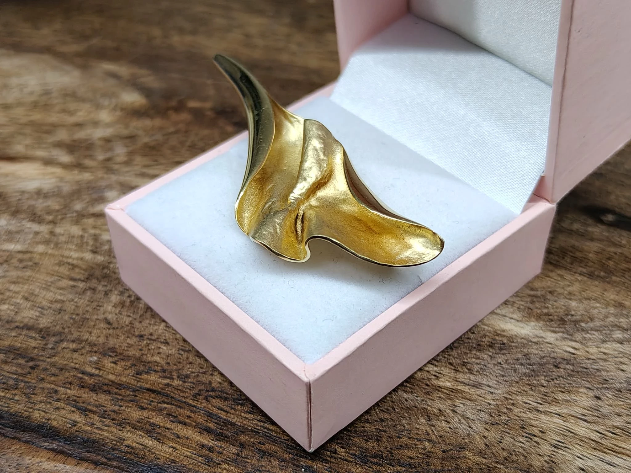 zlota-broszka-plynna-elegancja-kwintesencja-nowoczesnego-designu-8k-plec-15851-1