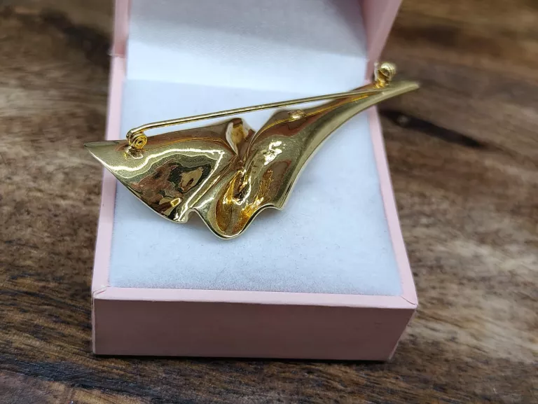 zlota-broszka-plynna-elegancja-kwintesencja-nowoczesnego-designu-8k-kolor-249512-1647429