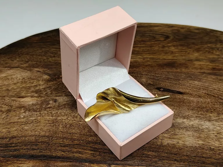 zlota-broszka-plynna-elegancja-kwintesencja-nowoczesnego-designu-8k-marka-248811-958954