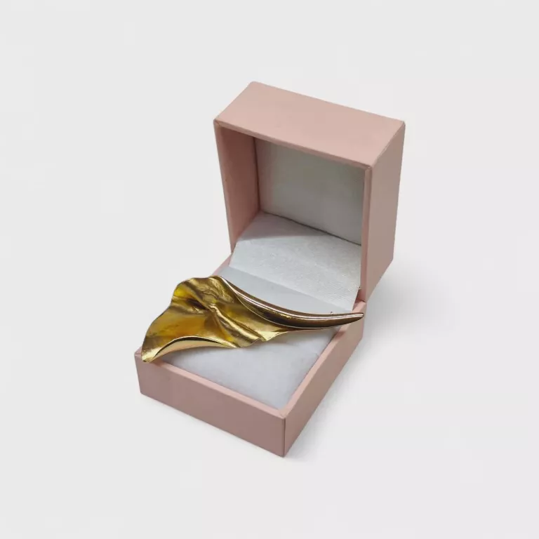 zlota-broszka-plynna-elegancja-kwintesencja-nowoczesnego-designu-8k-11-listopada-4-lask-palladium