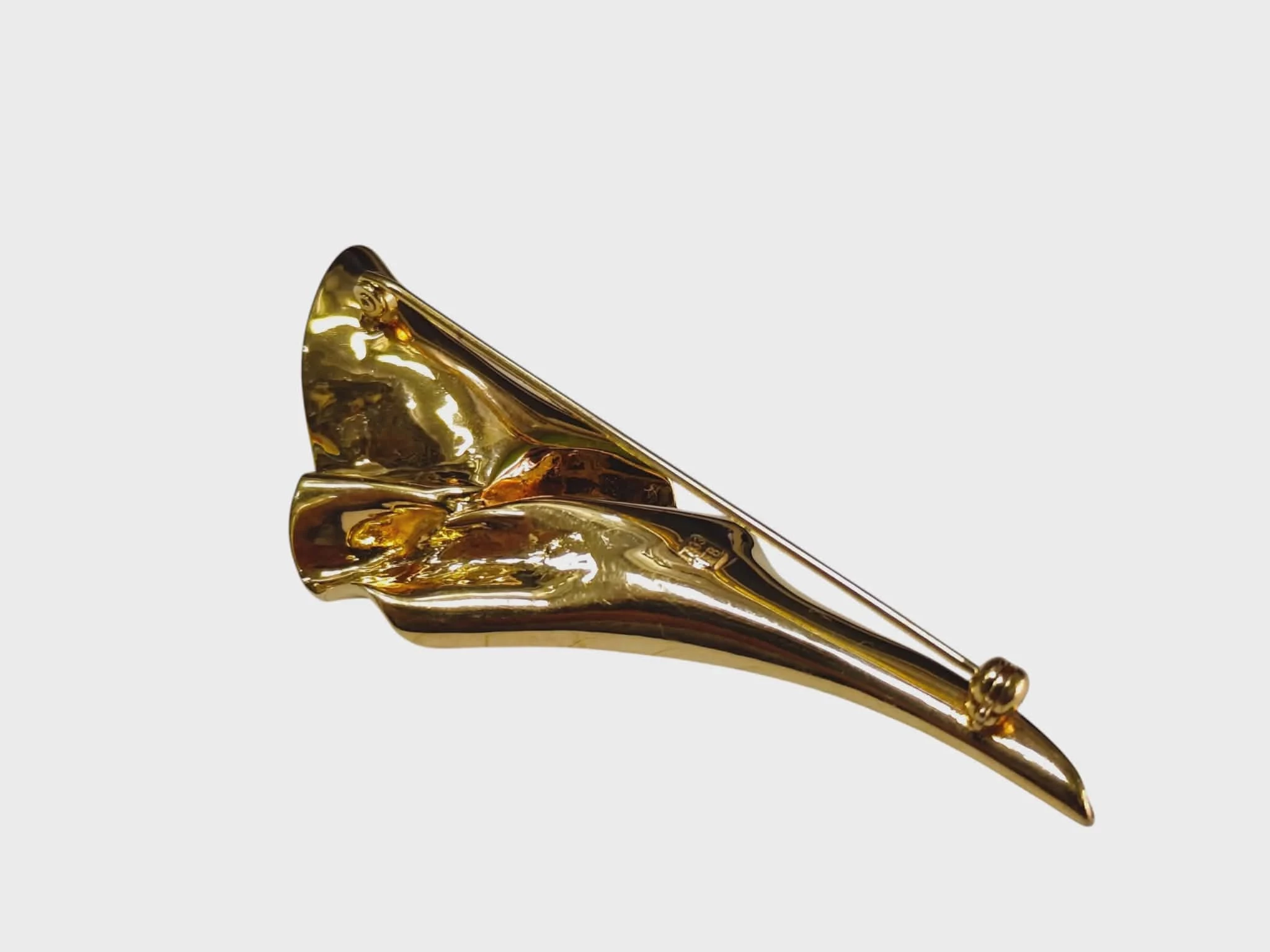 zlota-broszka-plynna-elegancja-kwintesencja-nowoczesnego-designu-8k-rodzaj-2205-2