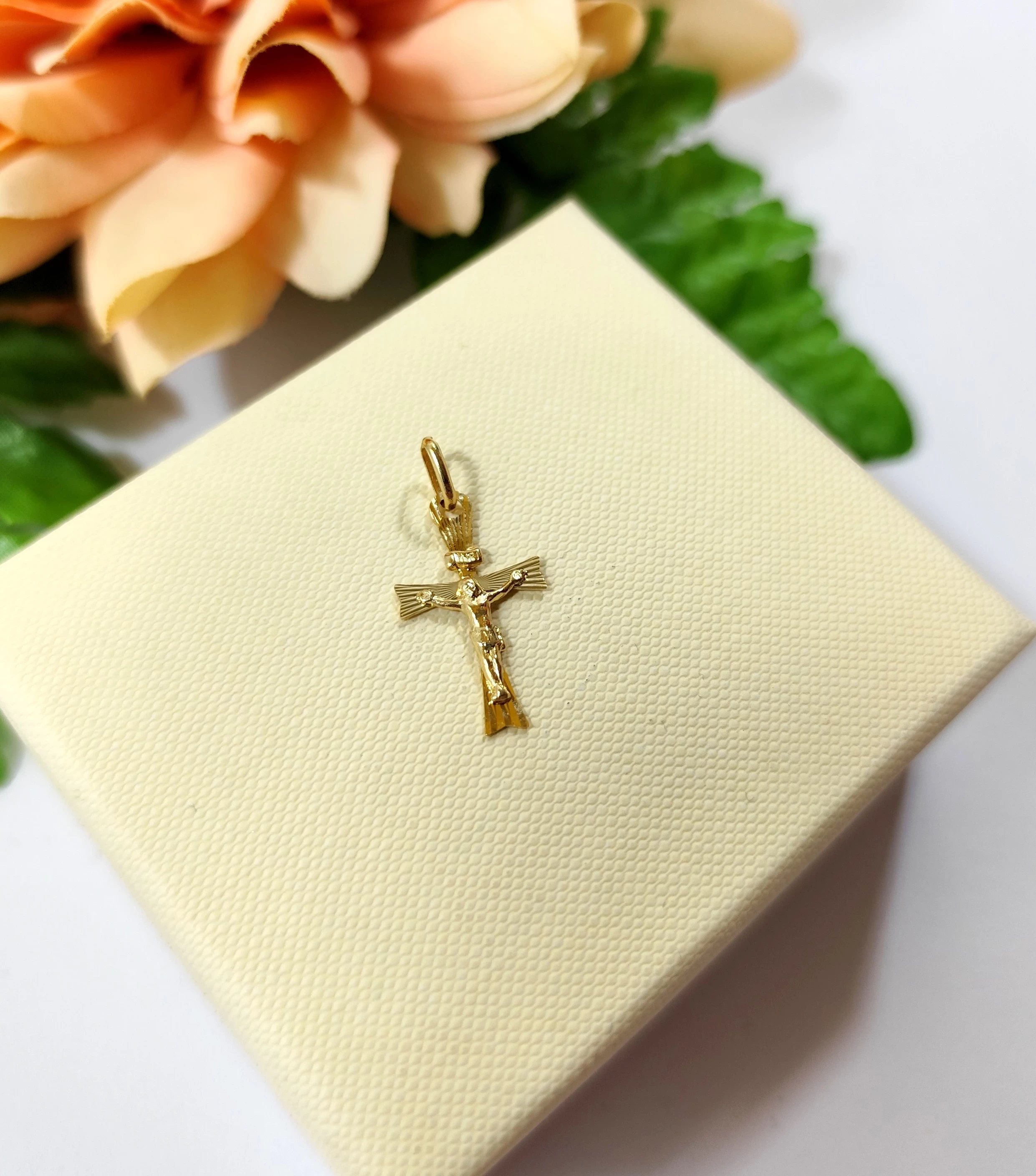 drobny-zloty-krzyzyk-pr-585-material-17128-2