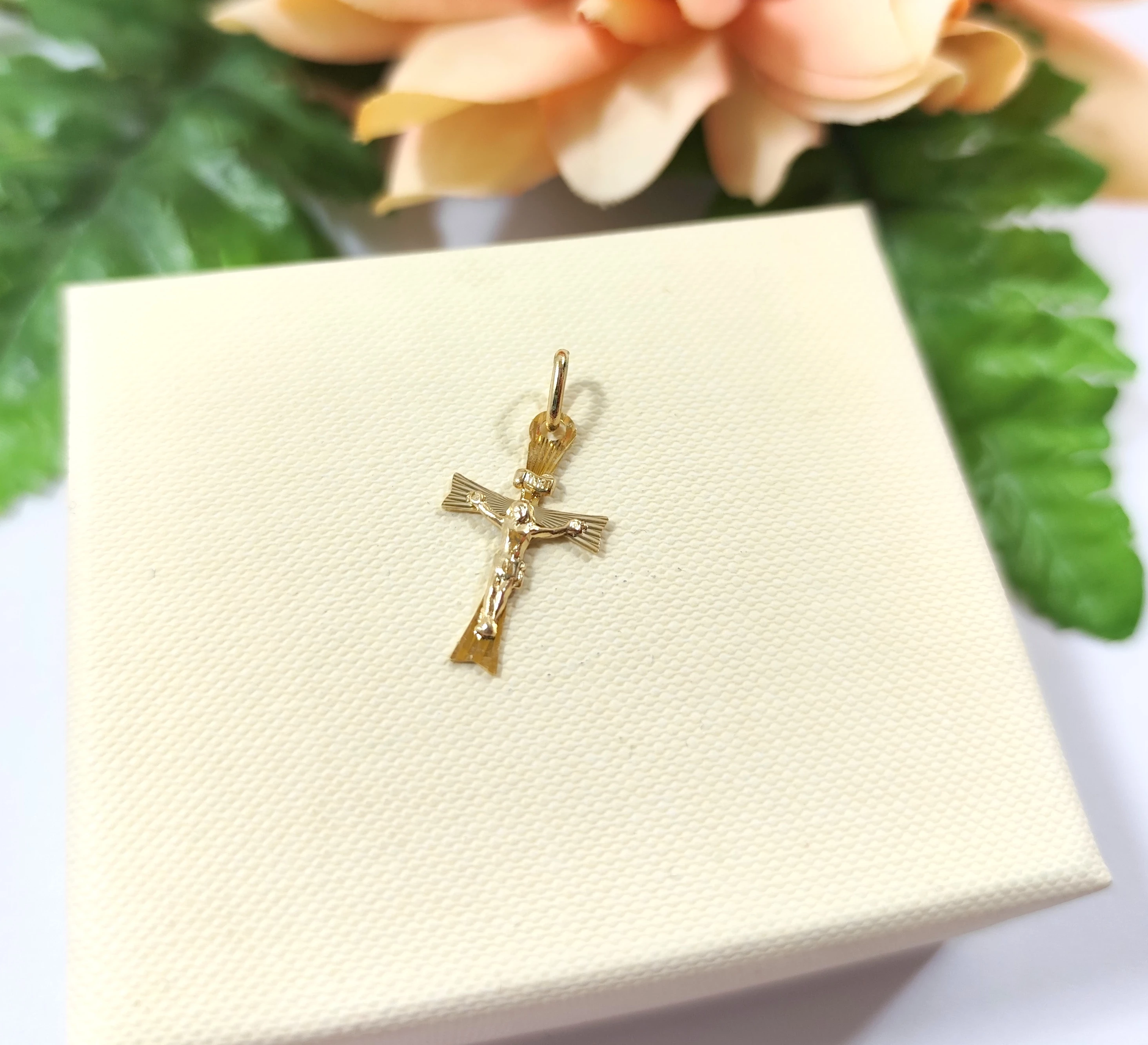 drobny-zloty-krzyzyk-pr-585-ean-gtin-5900025418611