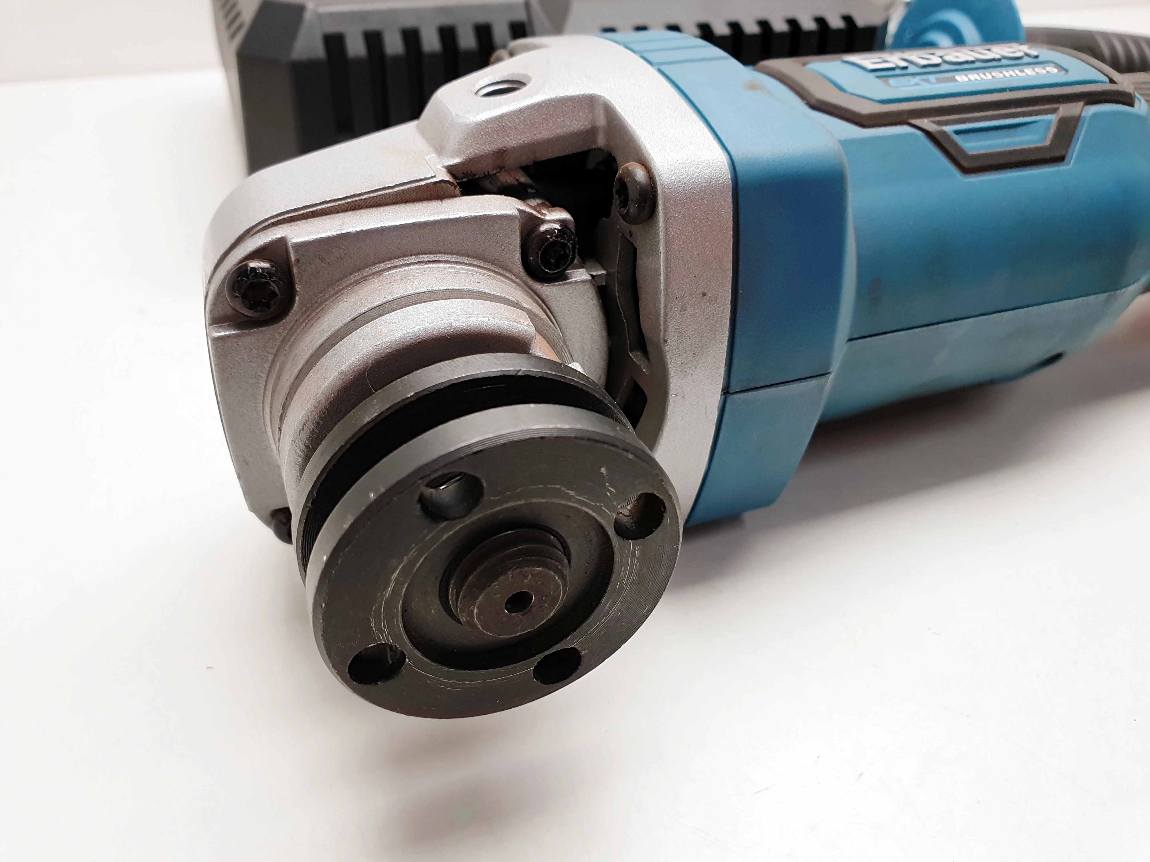 szlifierka-katowa-aku-erbauer-eag18-li-komplet-akuladowarkawalizka-rodzaj-zasilania-128529-1