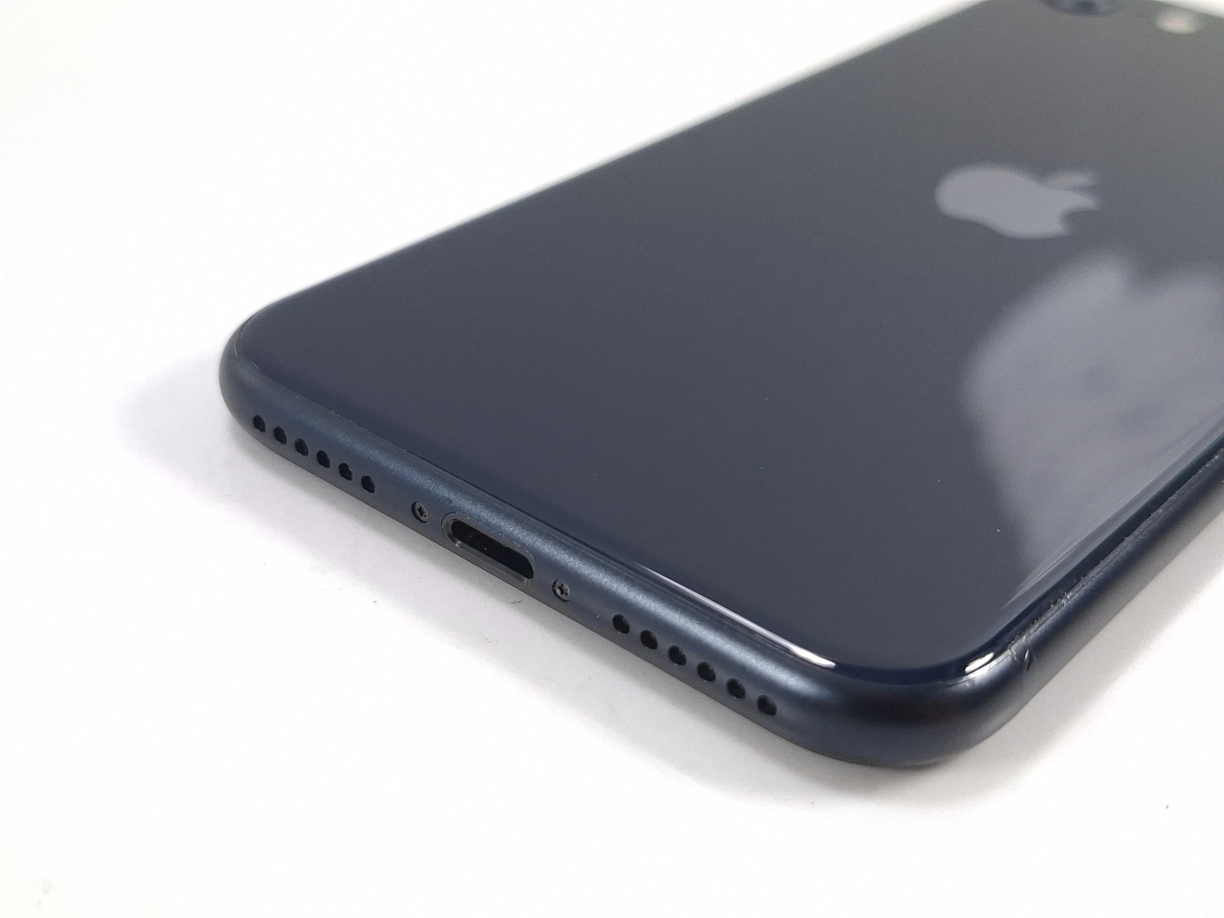 telefon-iphone-se-2022-64gb-pojemnosc-akumulatora-2018