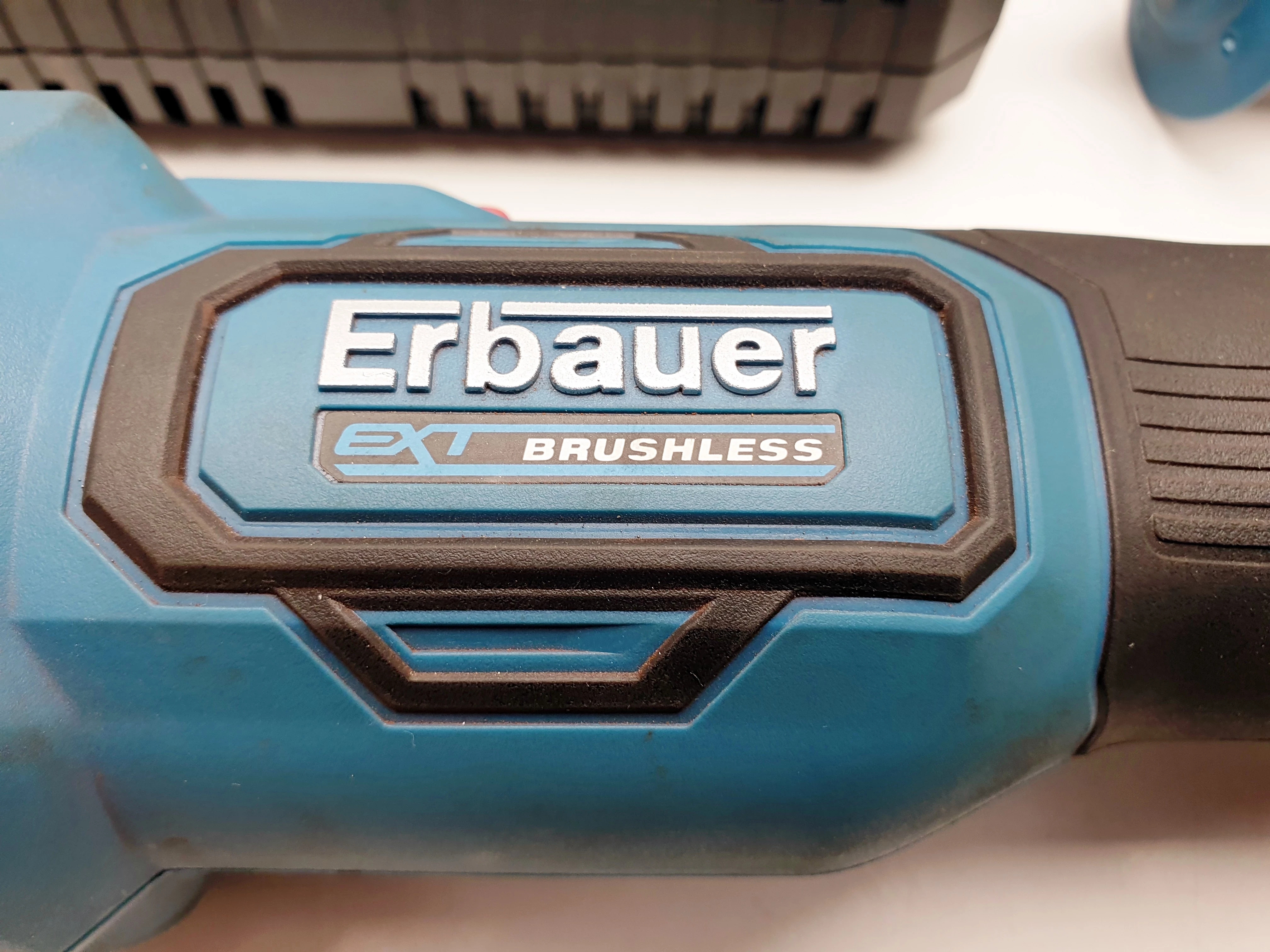 szlifierka-katowa-aku-erbauer-eag18-li-komplet-akuladowarkawalizka-kod-producenta-eri1083grd-g2