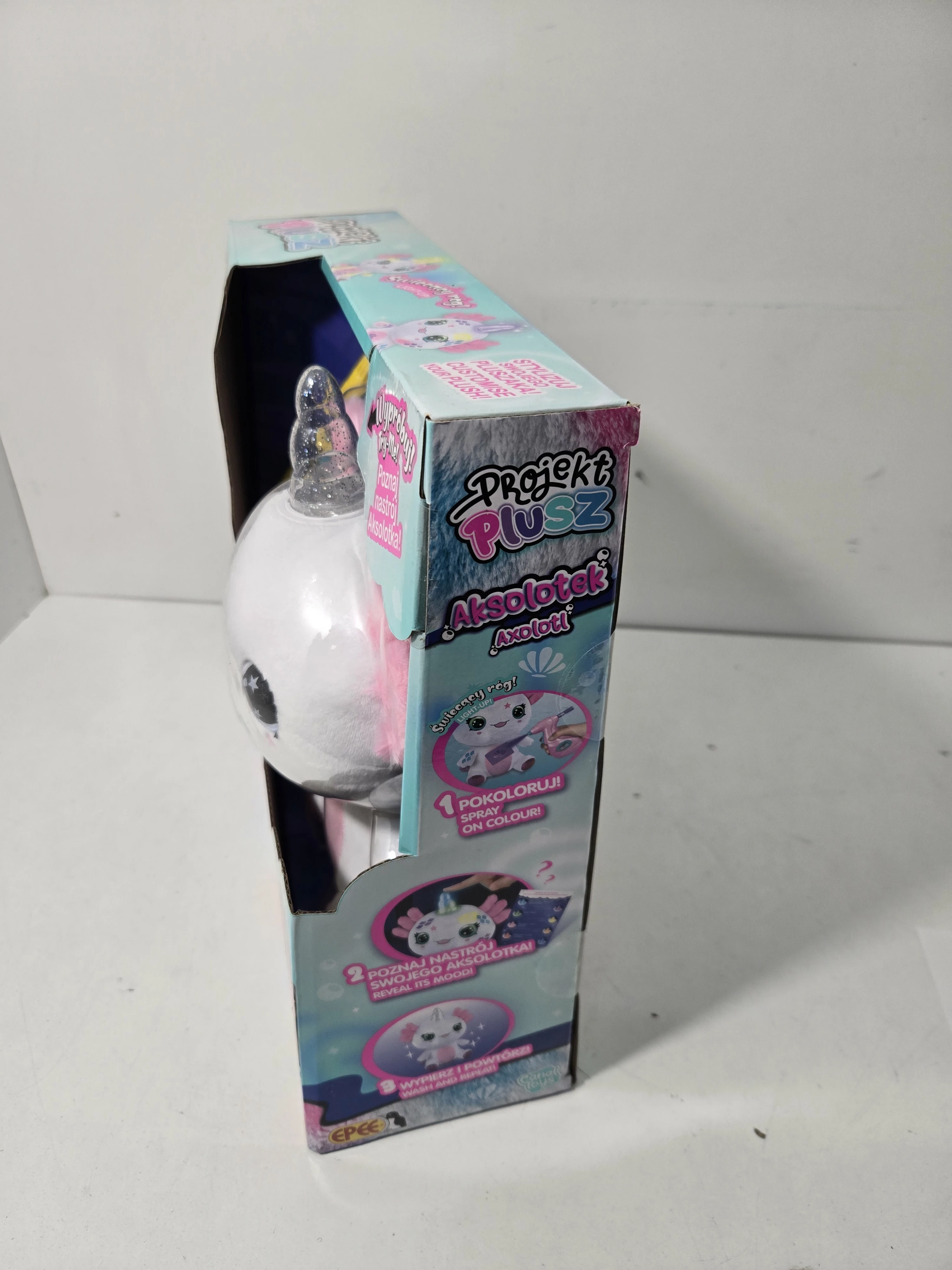 airbrush-plush-pokoloruj-pluszaka-axolotl-jednorozec-swiecacy-rog-rybka-ean-gtin-3555801455490