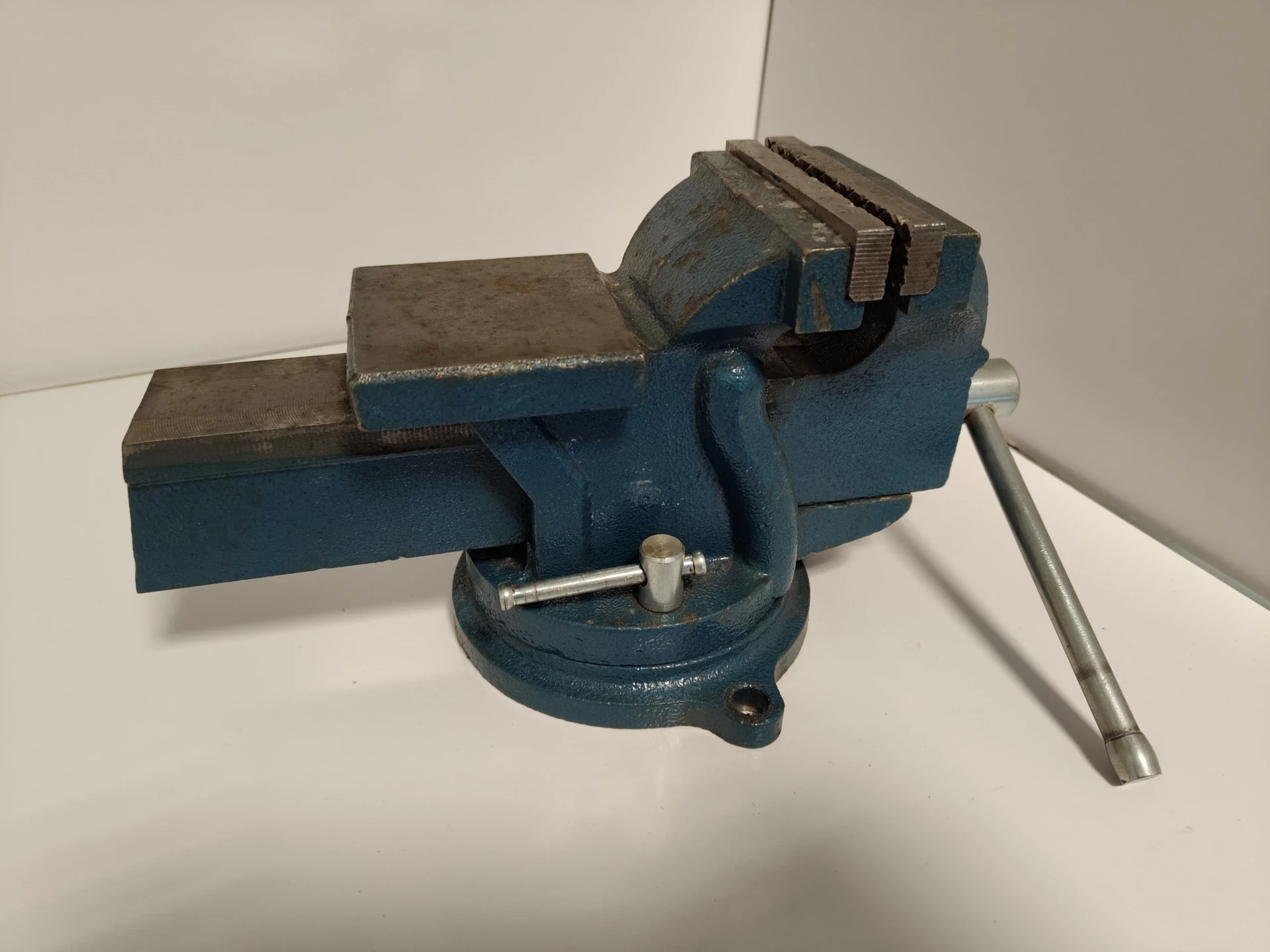 toolex-imadlo-stolowe-4-zeliwo-kowadlo-maksymalny-rozstaw-szczek-101