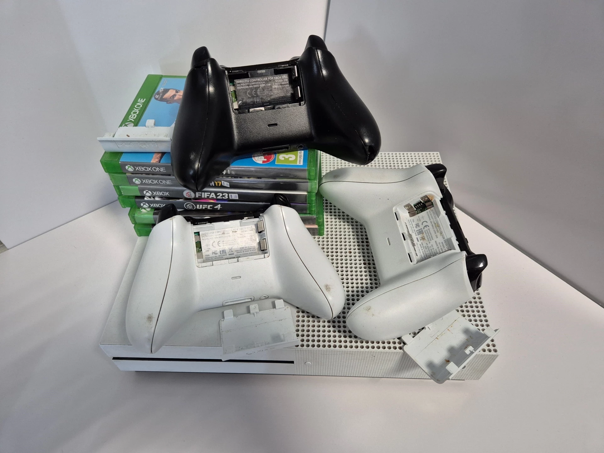 konsola-xbox-one-s-1tb-3-pady-gry-stacja-ladujaca-ean-gtin-889842110913