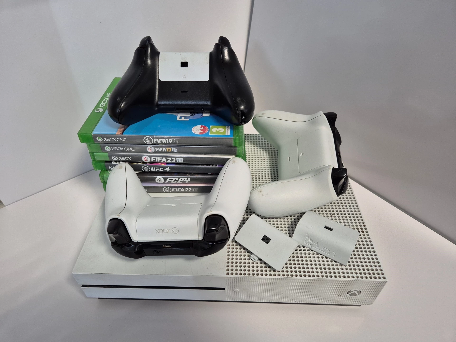 konsola-xbox-one-s-1tb-3-pady-gry-stacja-ladujaca-stan-11323-2