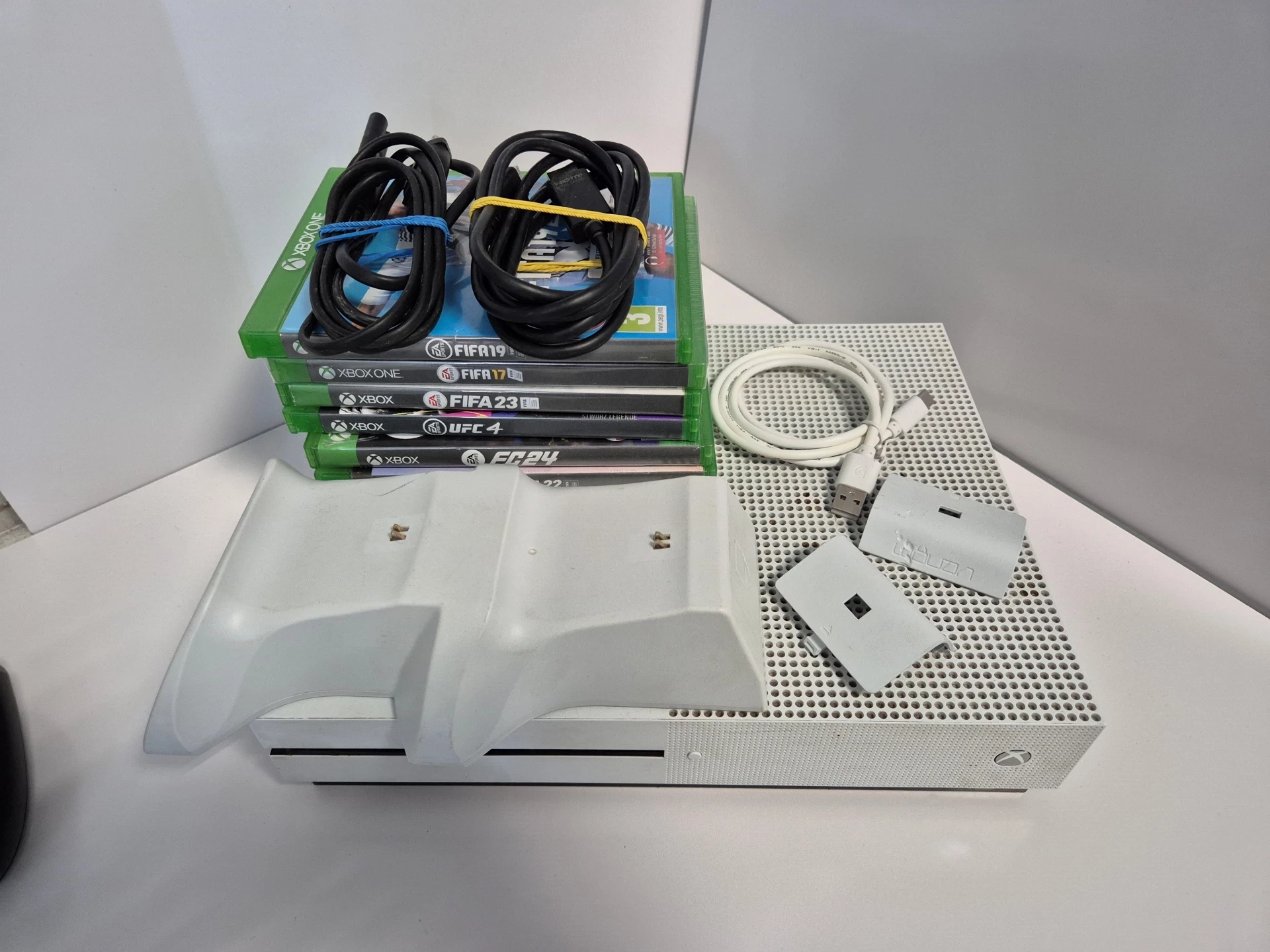 konsola-xbox-one-s-1tb-3-pady-gry-stacja-ladujaca-wersja-konsoli-130591-2