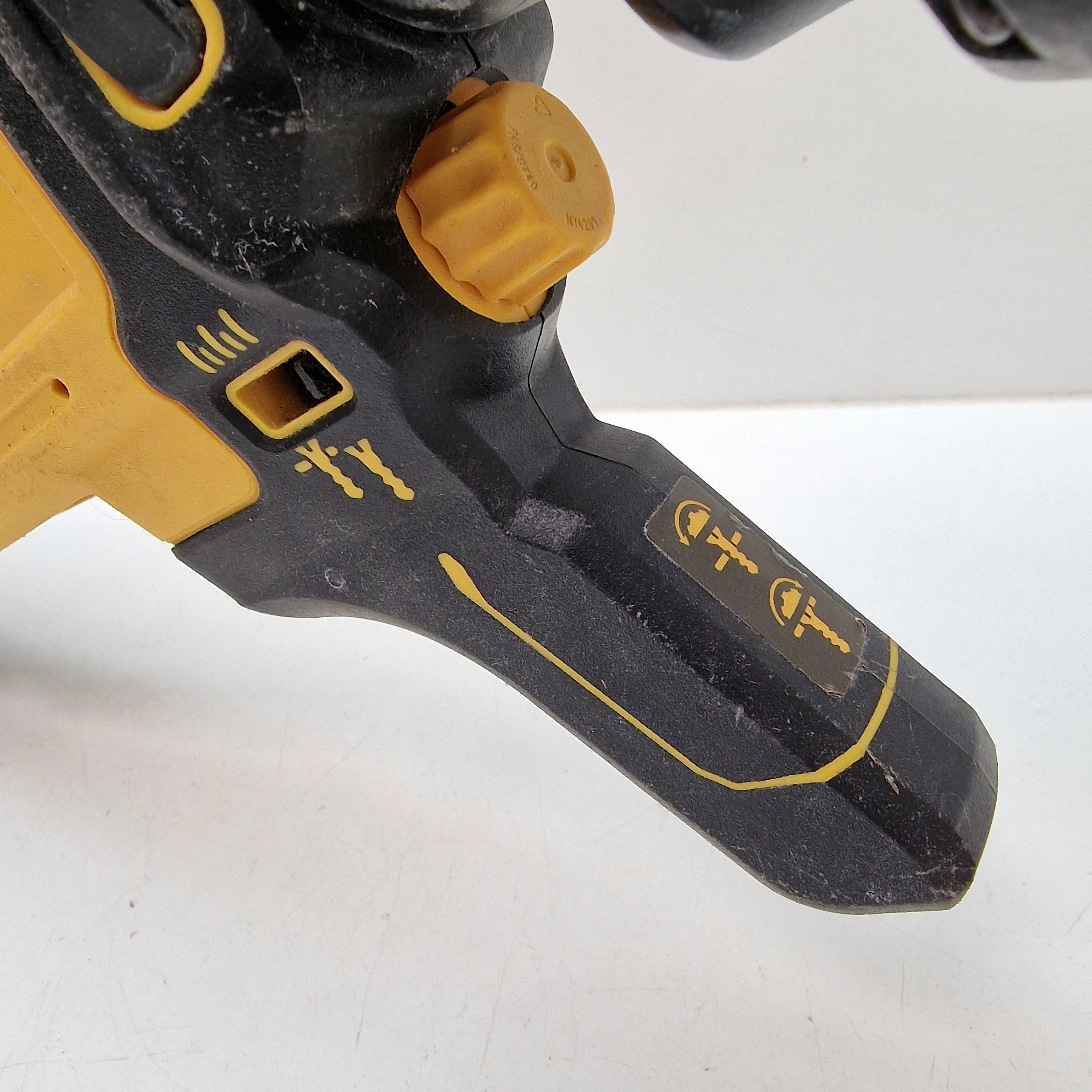 wkretarka-tasmowa-dewalt-dcf620-magazynek-dewalt-dcf6202-stan-11323-2