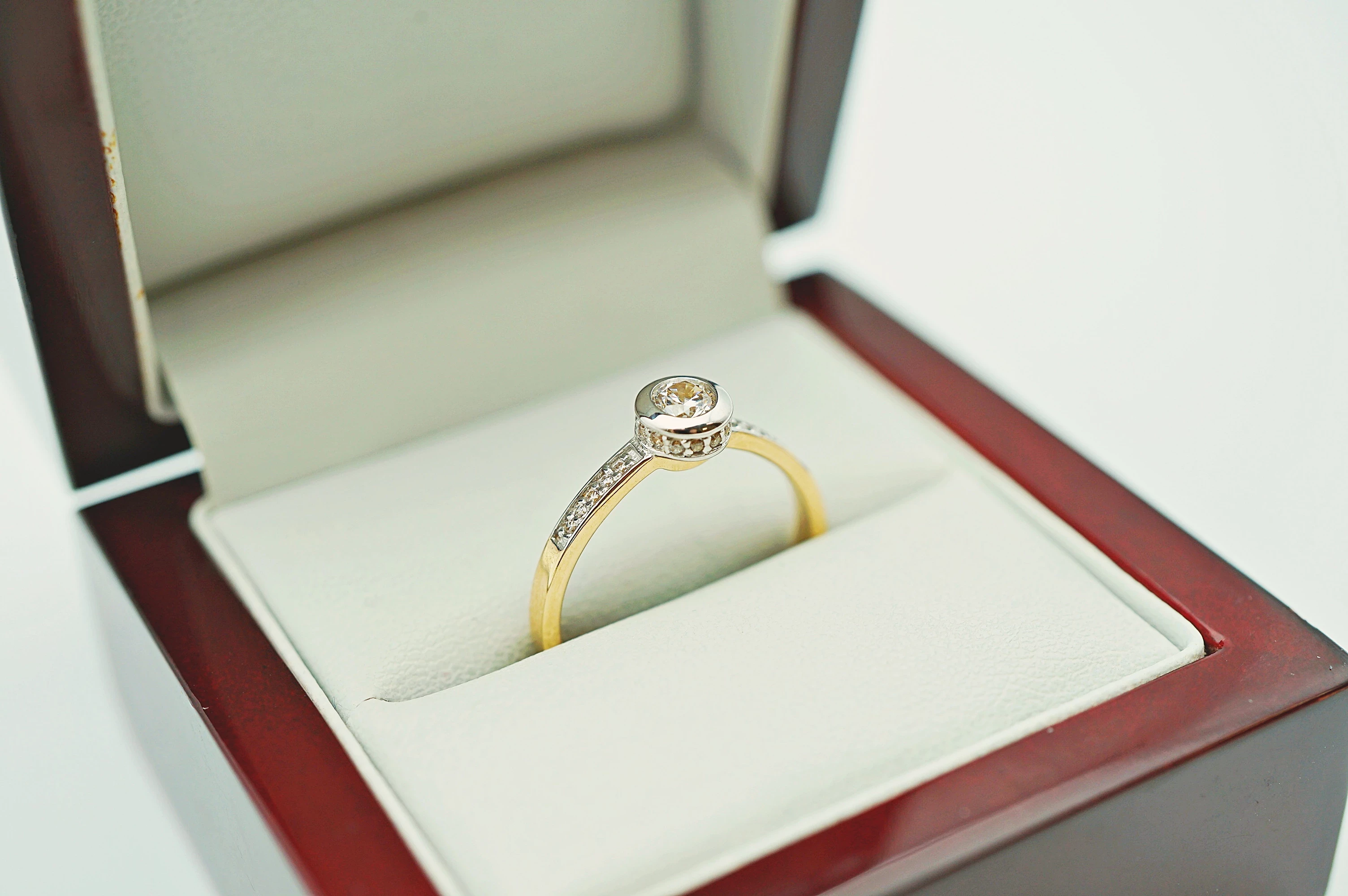 zloty-pierscionek-z-cyrkoniami-585-273g-r17-rozmiarsrednica-wew-mm-372-17