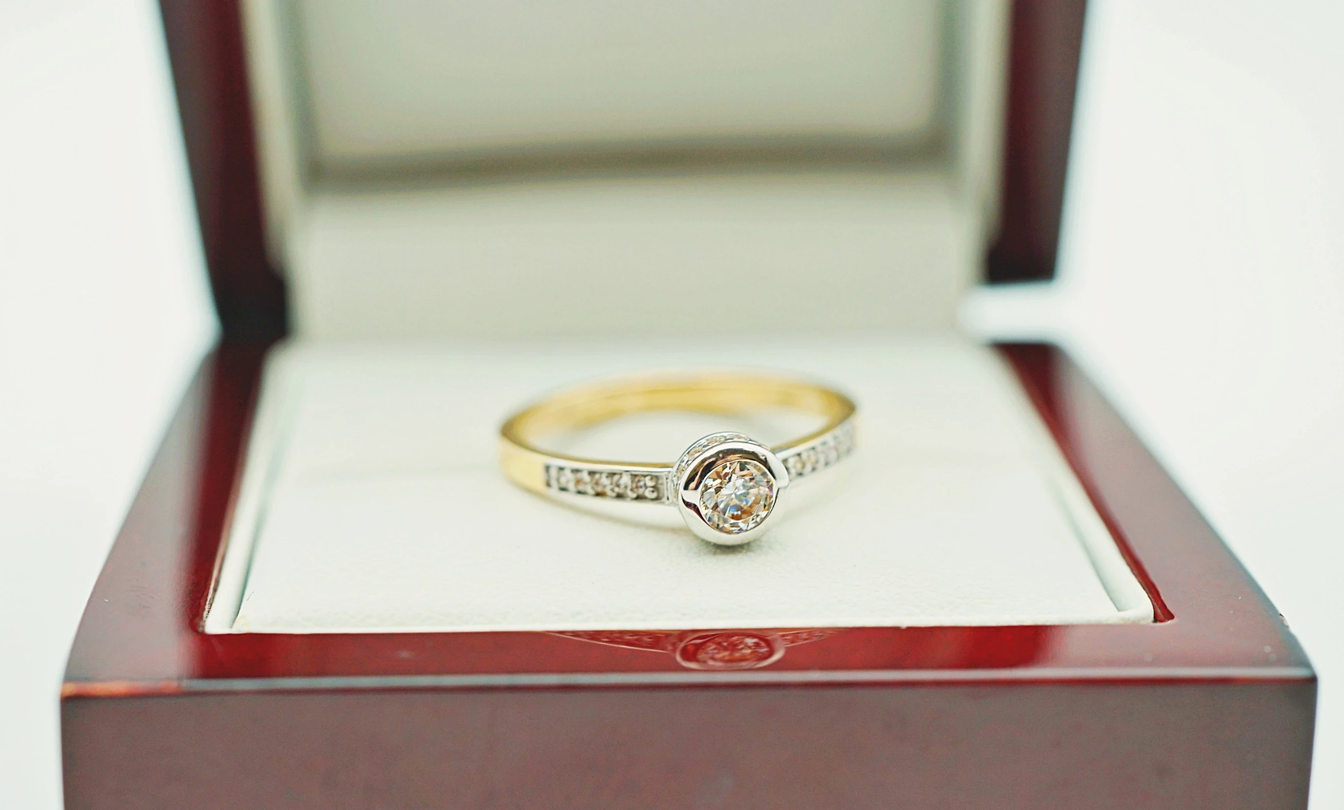 zloty-pierscionek-z-cyrkoniami-585-273g-r17-waga-272