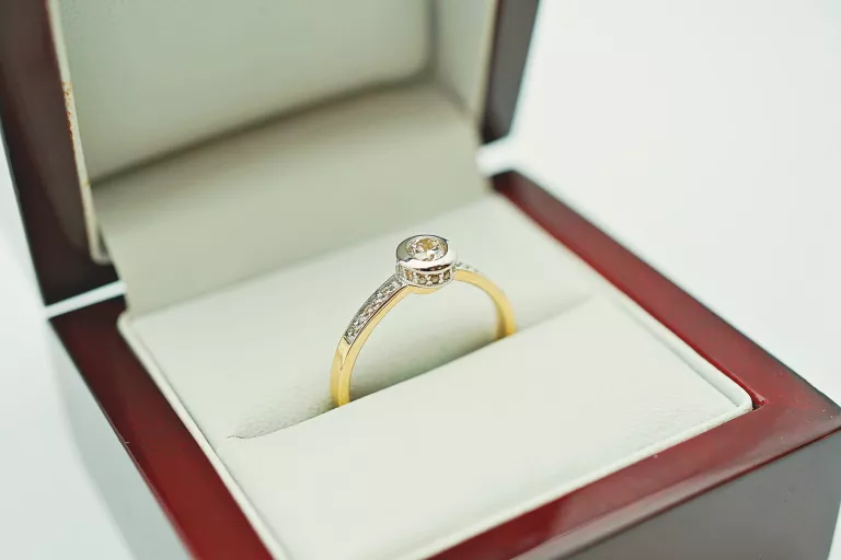 zloty-pierscionek-z-cyrkoniami-585-273g-r17-rozmiarsrednica-wew-mm-372-17