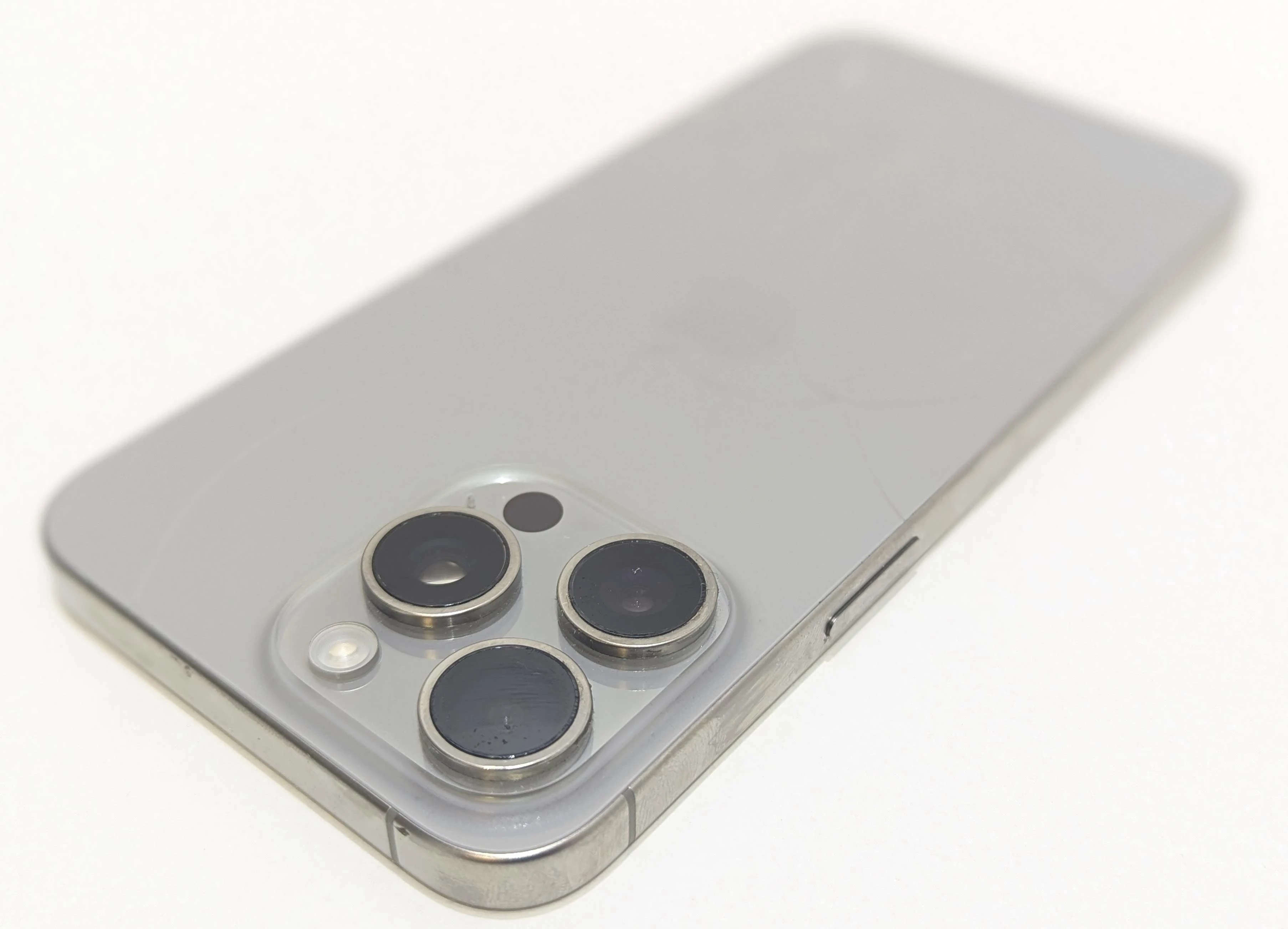 telefon-iphone-15-pro-max-256gb-bat89-zbite-plecy-wolny-od-rat-transmisja-danych-217-2048