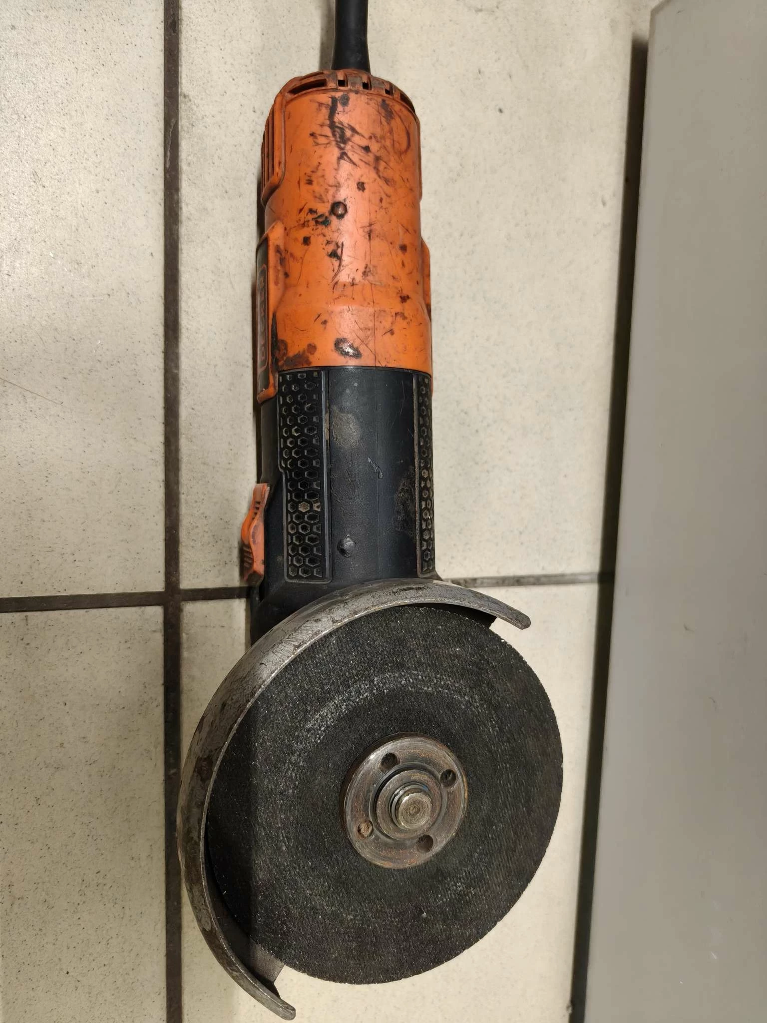 szlifierka-katowa-black-decker-beg220-rodzaj-zasilania-128529-2