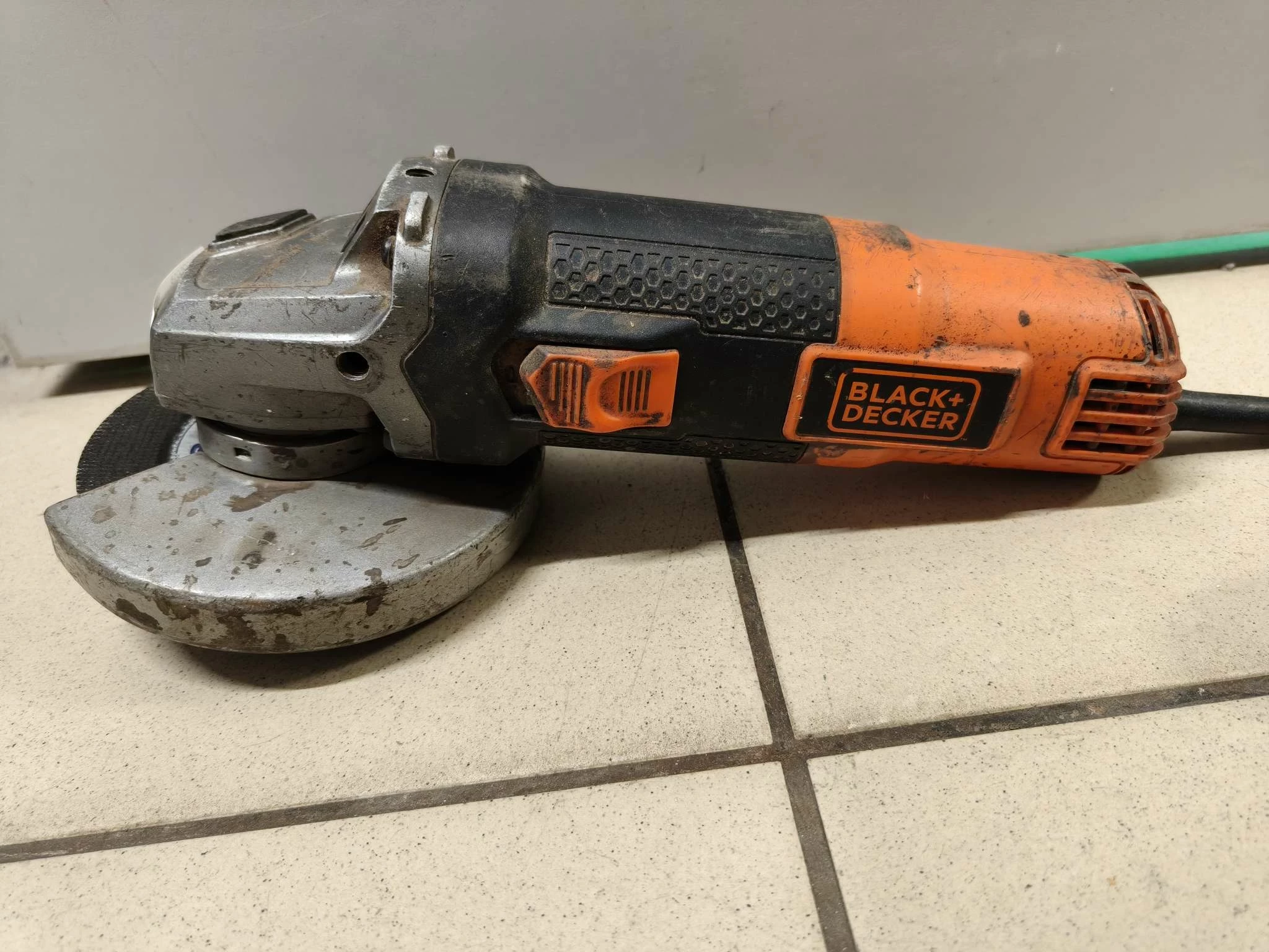 szlifierka-katowa-black-decker-beg220-stan-11323-2