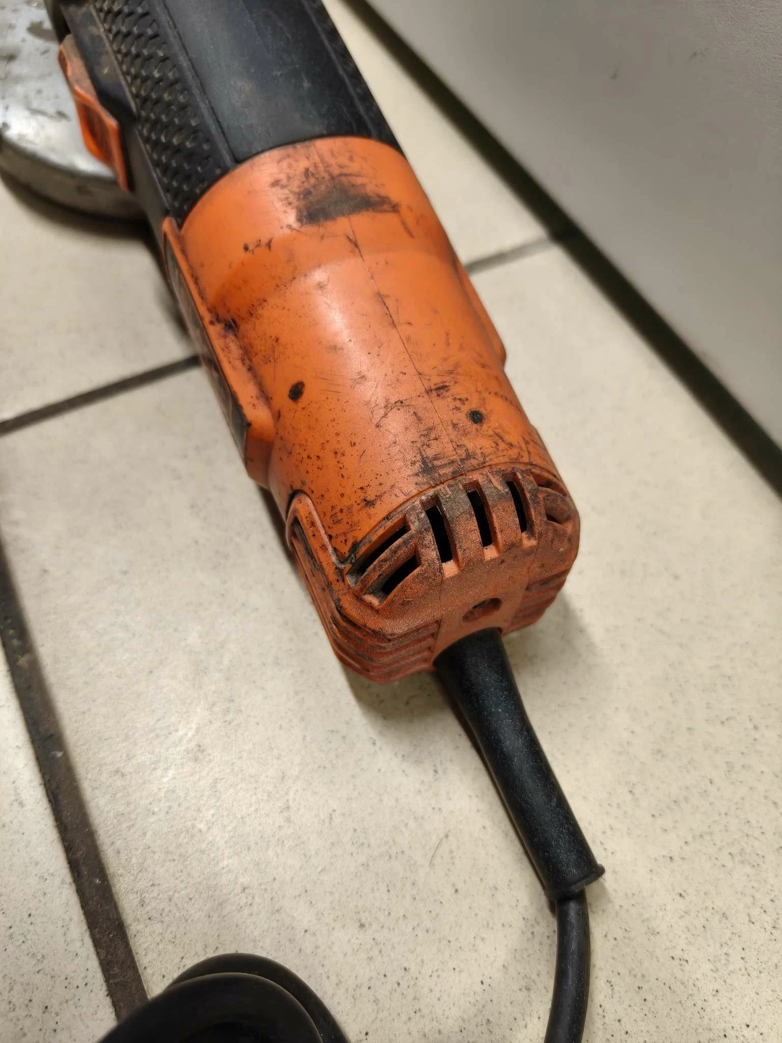 szlifierka-katowa-black-decker-beg220-moc-90000