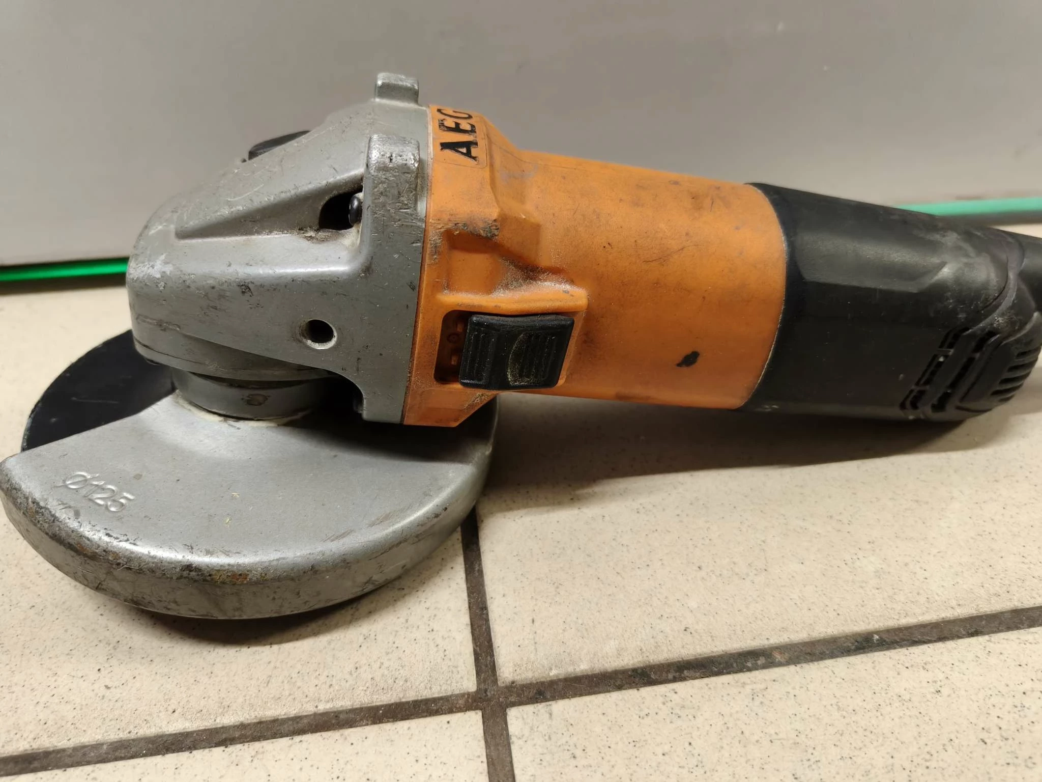 szlifierka-katowa-aeg-ws8-125s-rodzaj-zasilania-128529-2