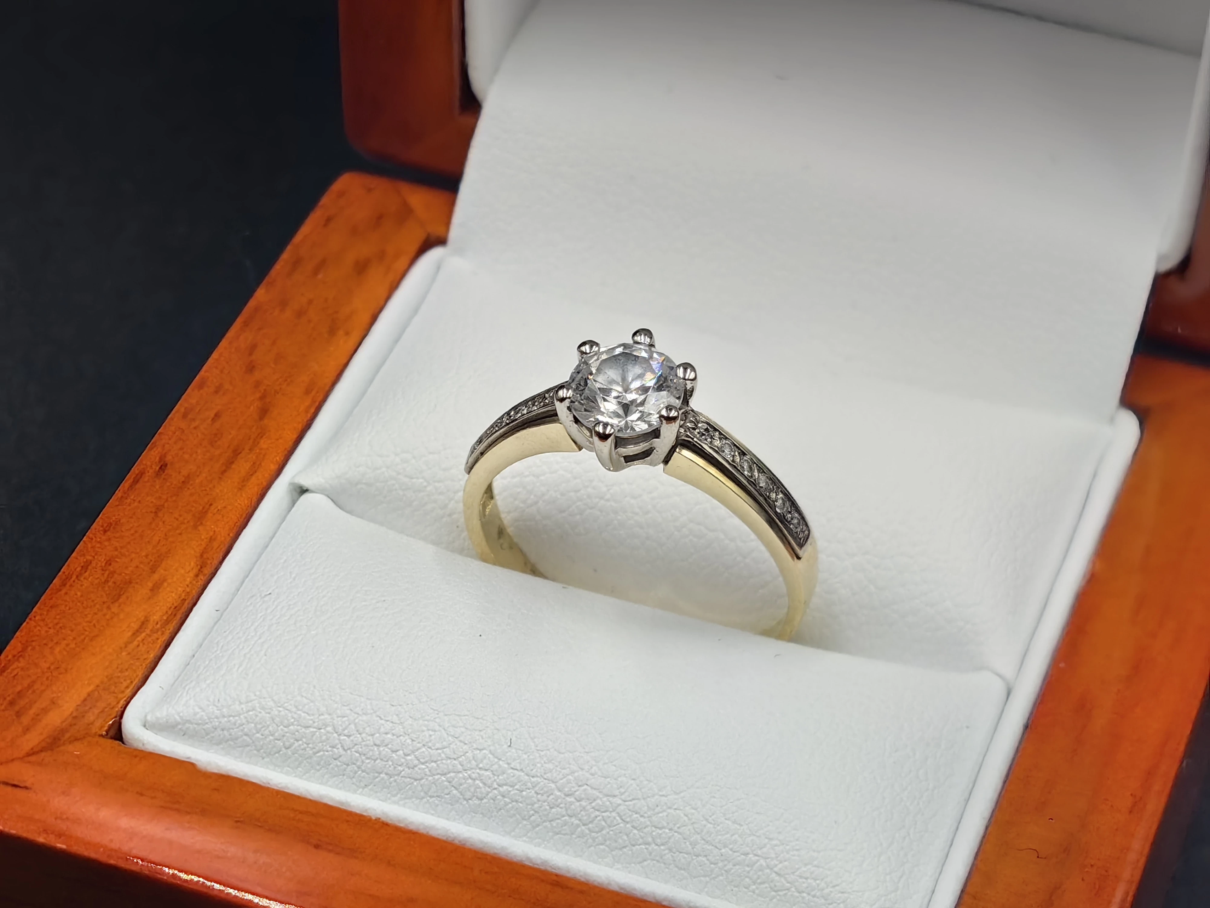 przepiekny-zloty-pierscionek-wysadzany-cyrkoniami-271g-pr585-14k-r16-andrzeja-10-katowice