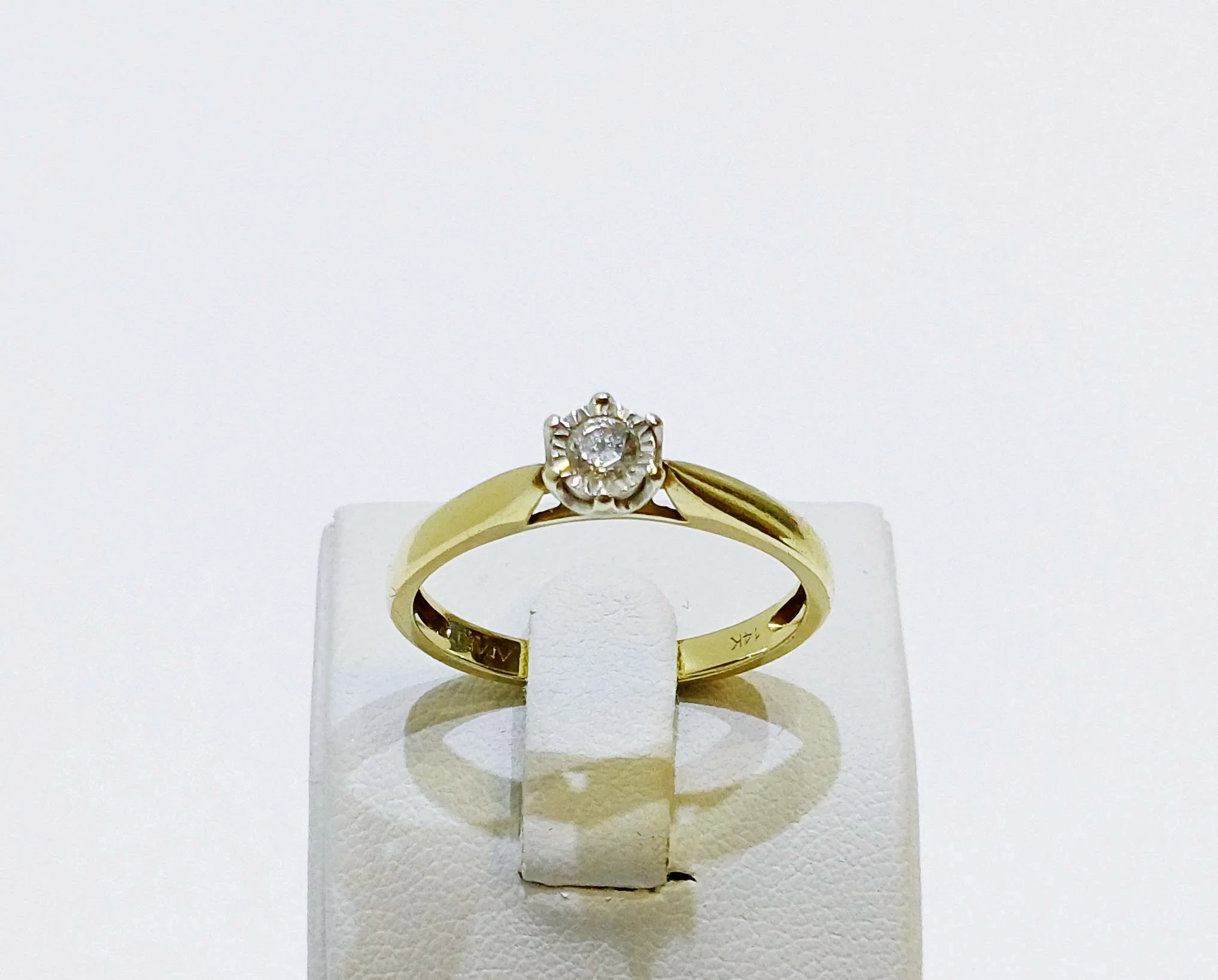 zloty-pierscionek-z-brylanetm-585-r17-plec-15851-1