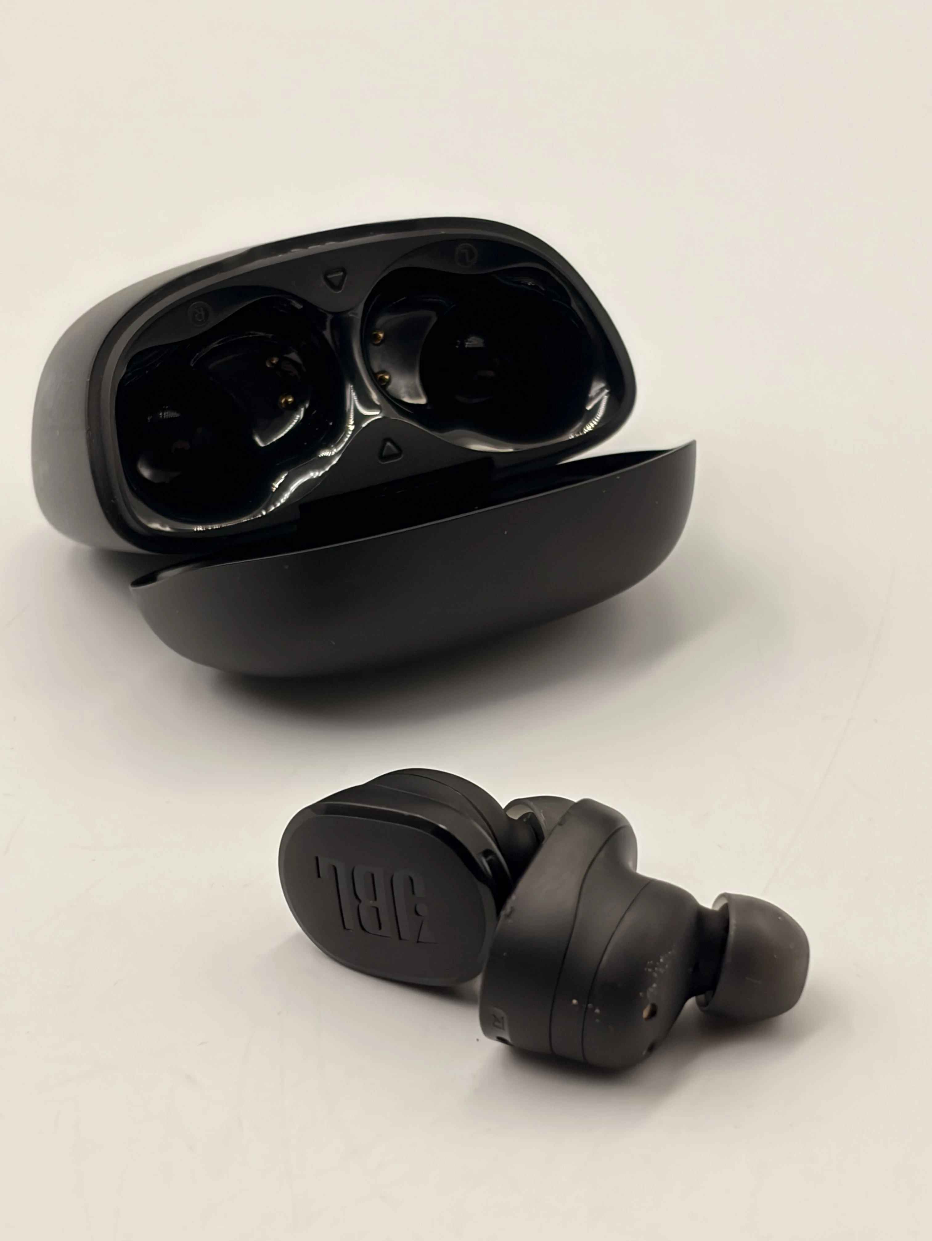 sluchawki-bezprzewodowe-dokanalowe-jbl-tune-buds-czarne-transmisja-sygnalu-203713-217785