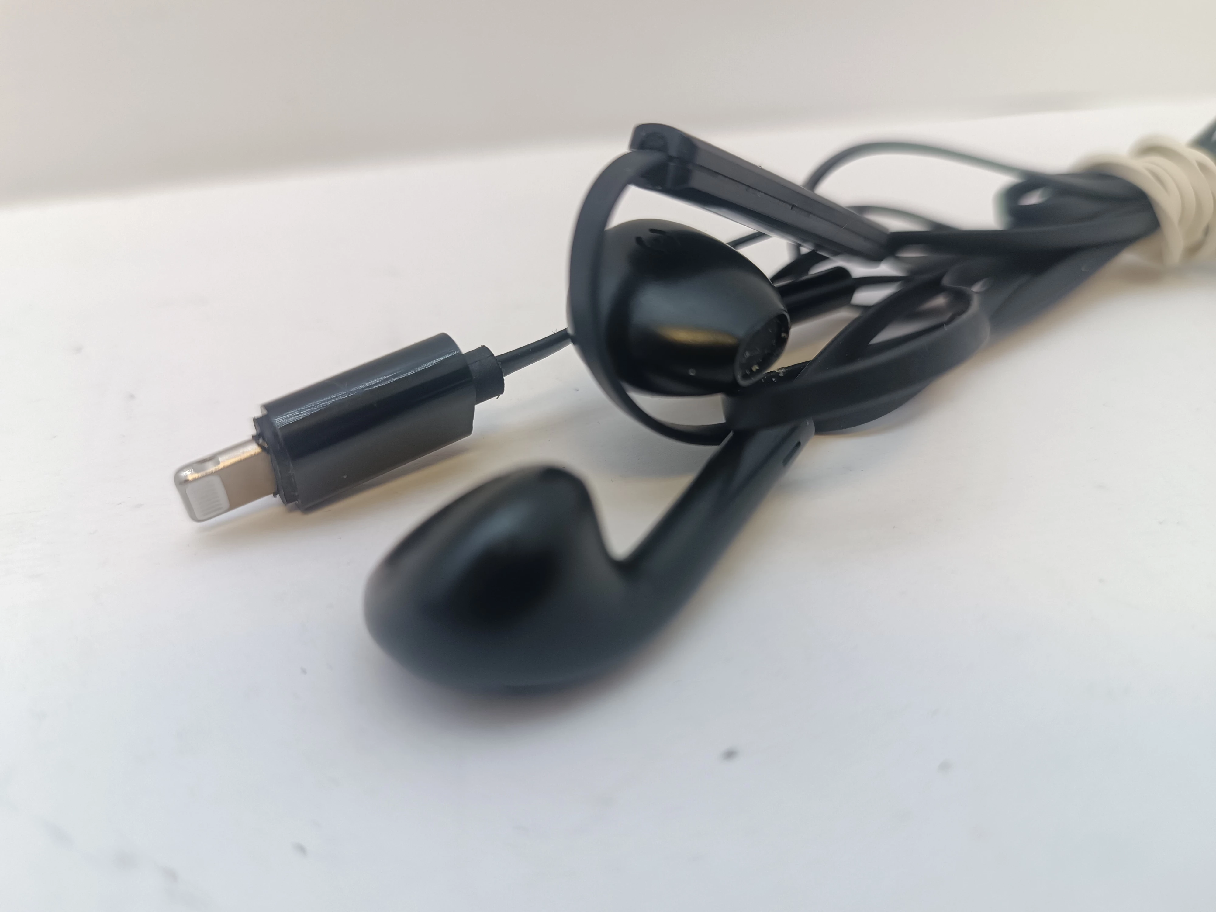 sluchawki-przewodowe-iphone-ean-gtin-195949121487