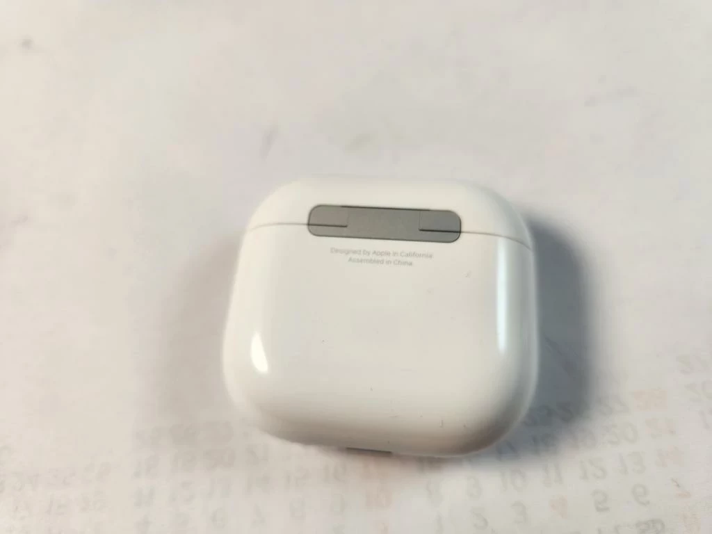 sluchawki-apple-airpods-4-anc-pudelko-transmisja-sygnalu-203713-217785