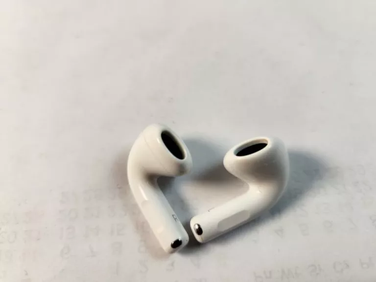 sluchawki-apple-airpods-4-anc-pudelko-kolor-dominujacy-129357-2