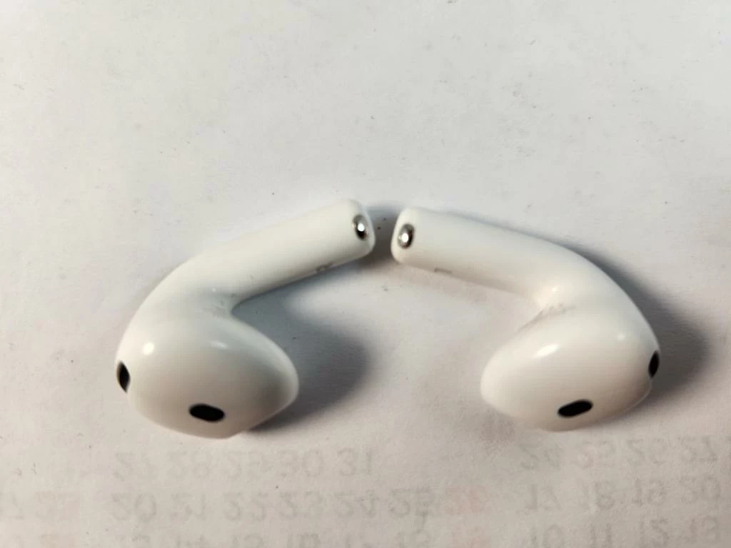 sluchawki-apple-airpods-4-anc-pudelko-stan-11323-2