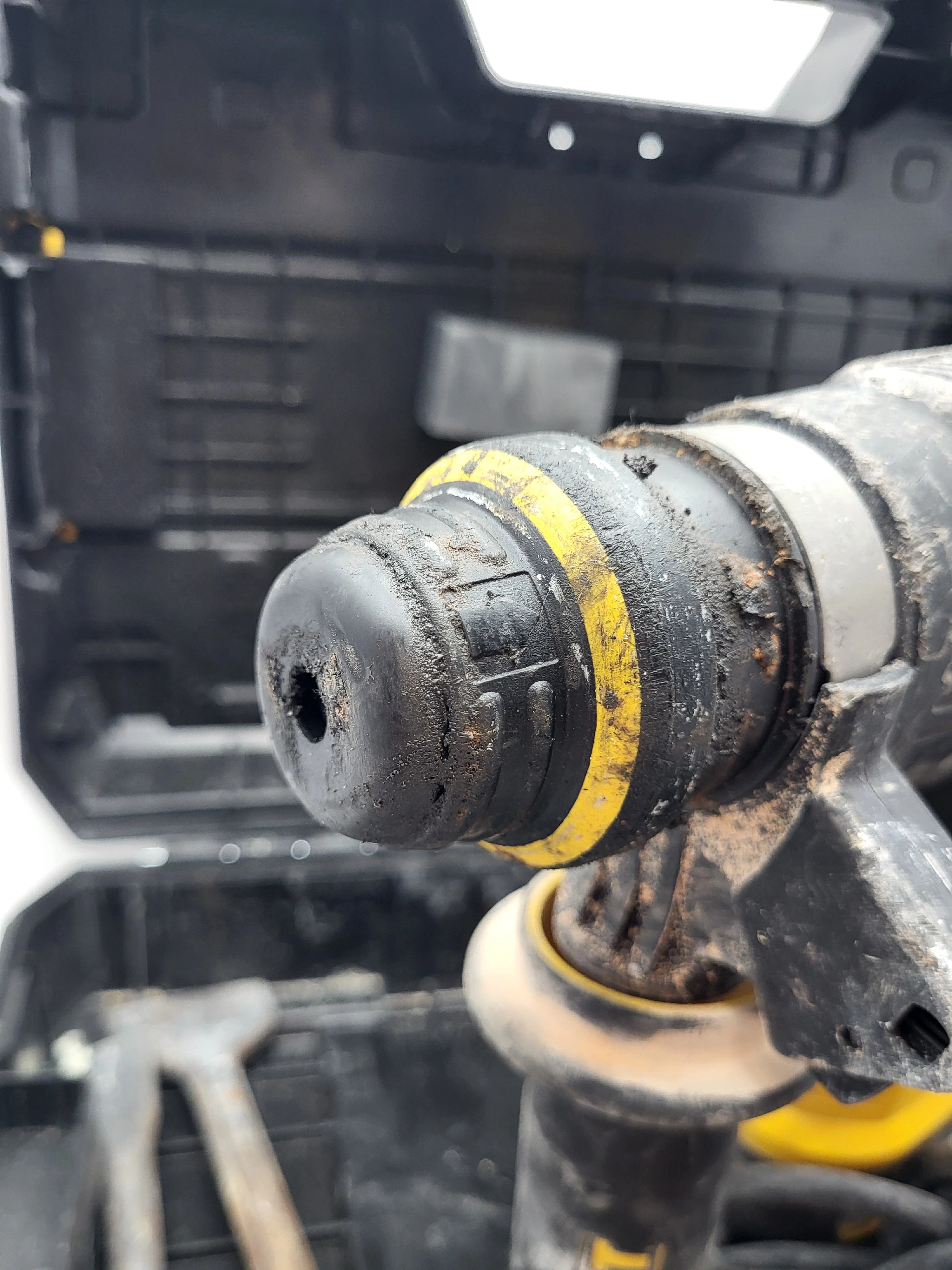 mlotowiertarka-dewalt-d25333-maksymalna-moc-95000