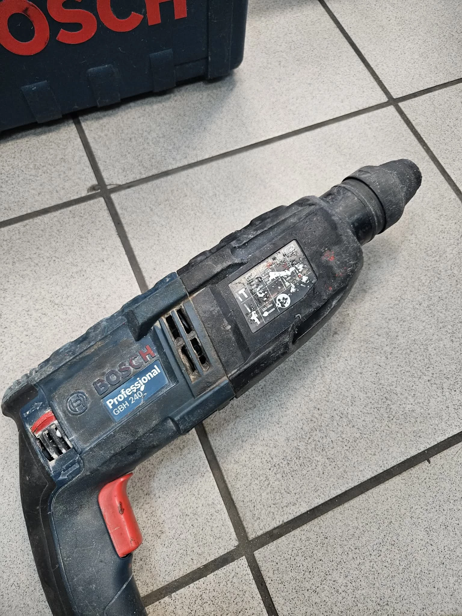 mlotowiertarka-bosch-gbh-240-walizka-energia-udaru-270