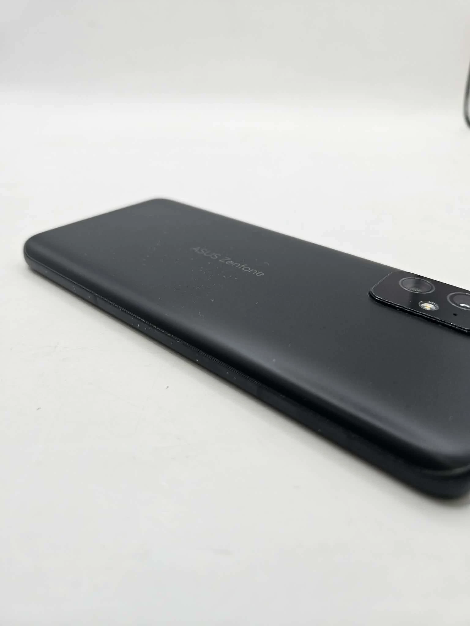 telefon-asus-zenfone-8-16256-gb-sam-wyjechane-wejscie-lad-przekatna-ekranu-592