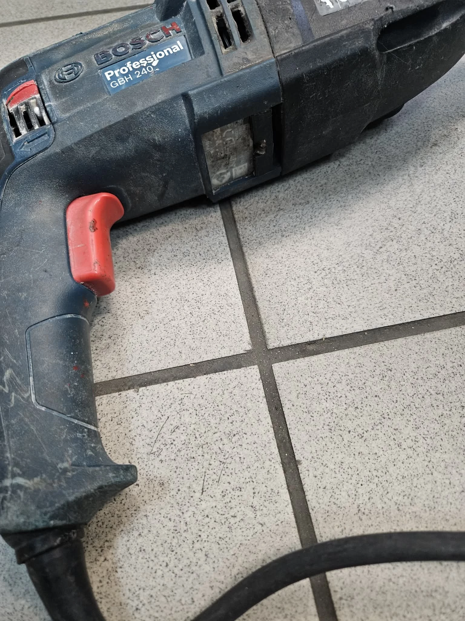 mlotowiertarka-bosch-gbh-240-walizka-typ-uchwytu-128474-1