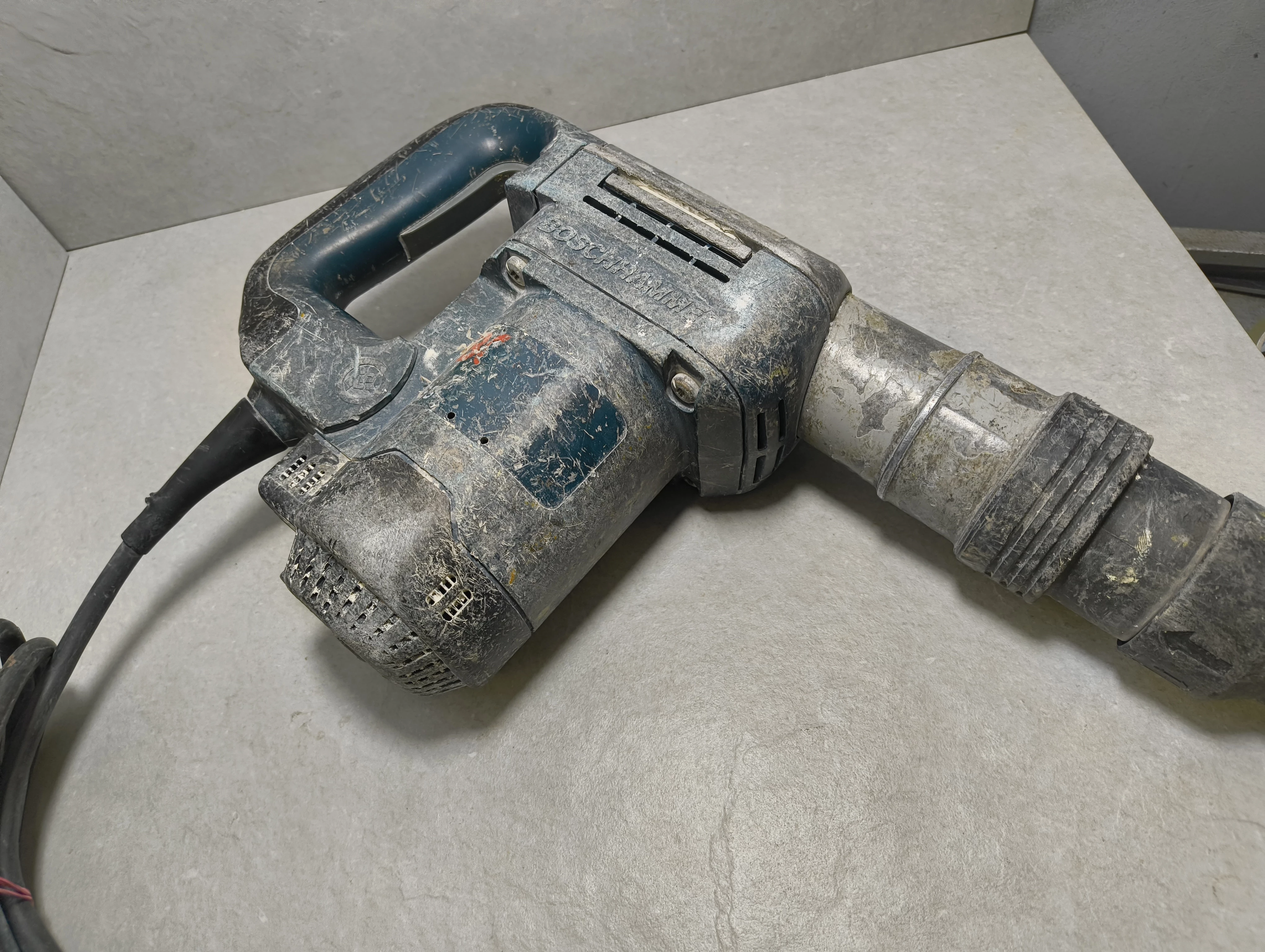 mlot-udarowy-bosch-gsh388-1050w-energia-udaru-710