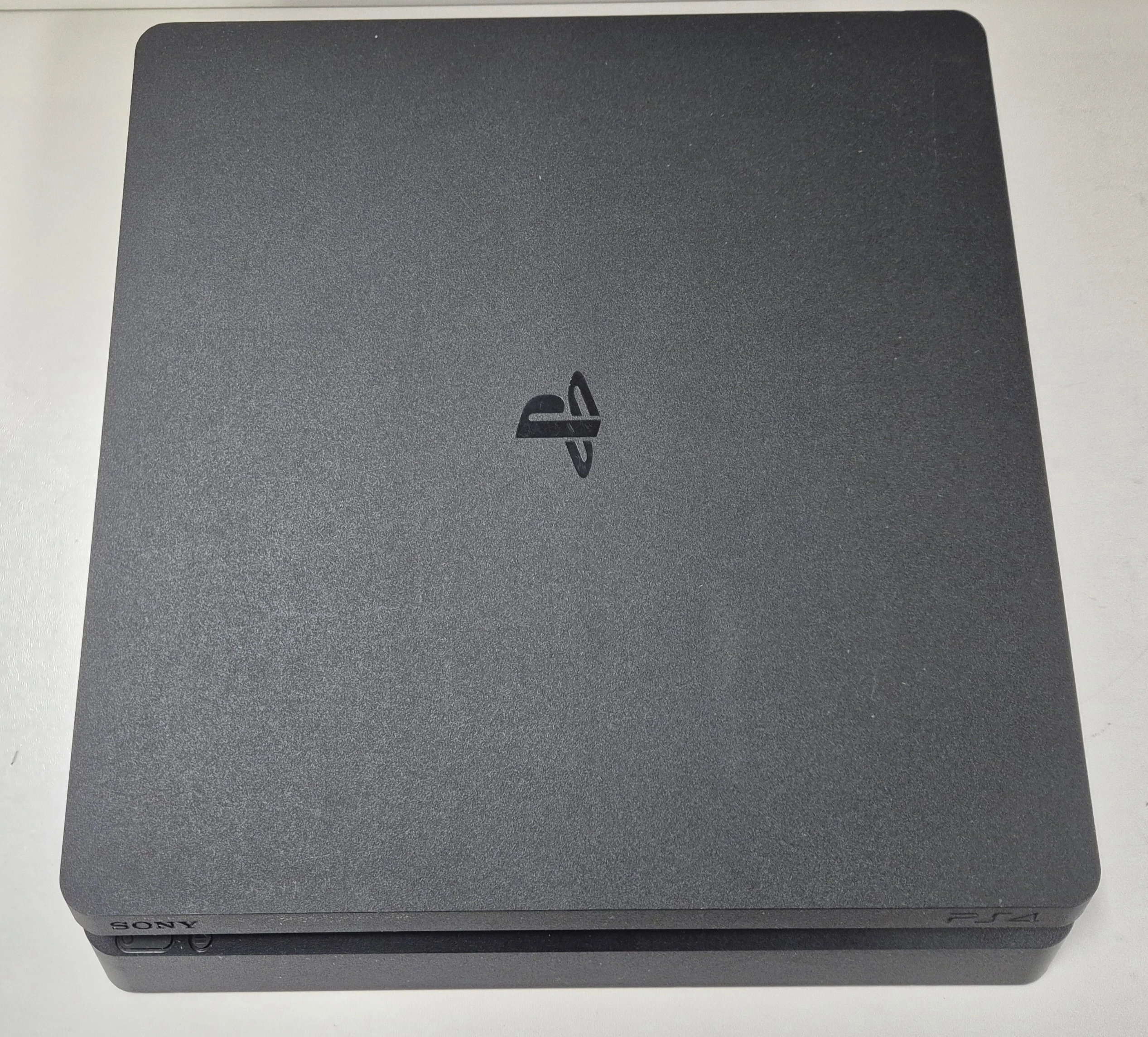 konsola-sony-ps4-slim-1tb-pad-zasilacz-ean-gtin-711719757313