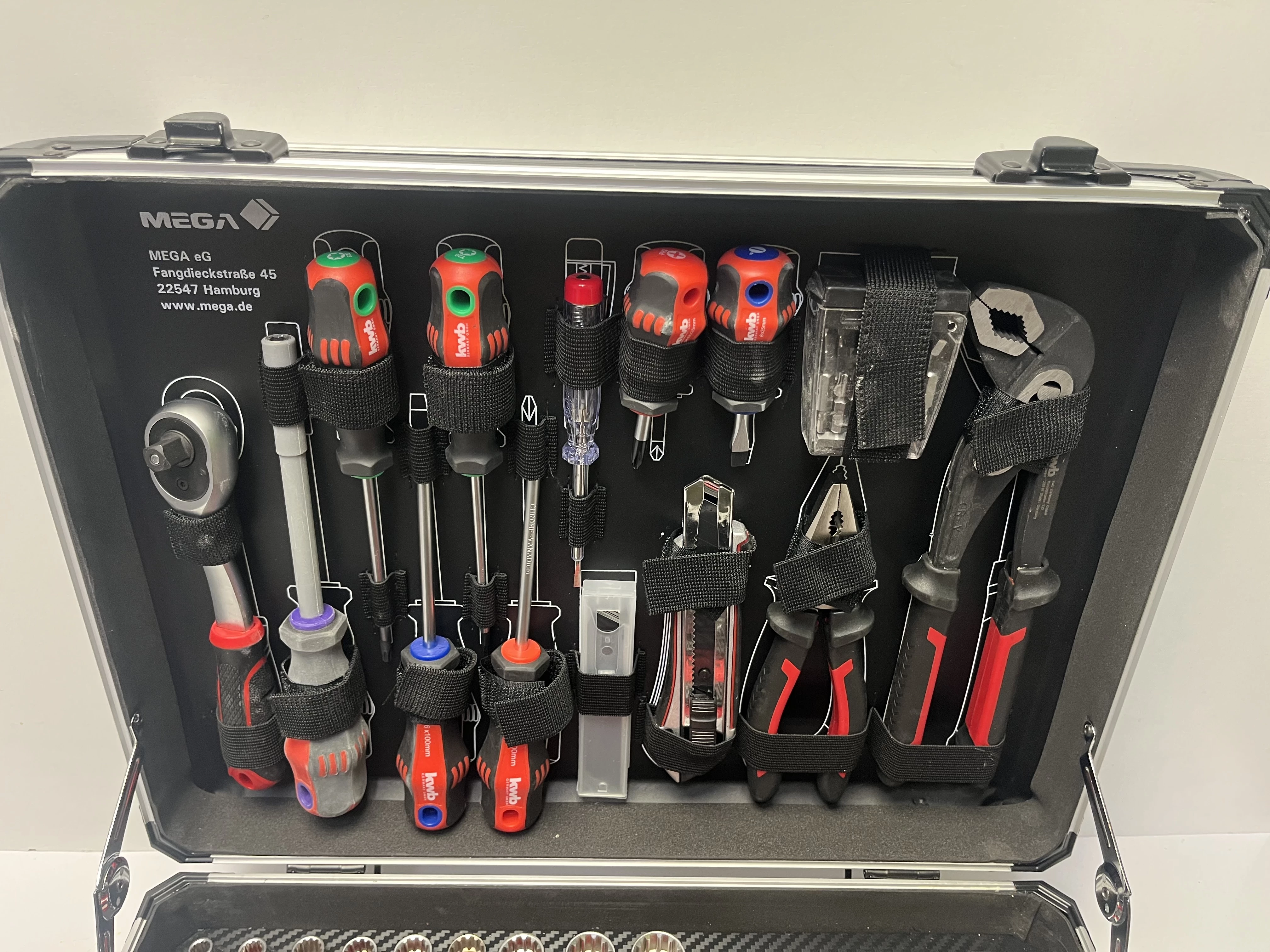 zestaw-kluczyi-narzedzi-recznych-w-walizce-mega-stan-11323-2