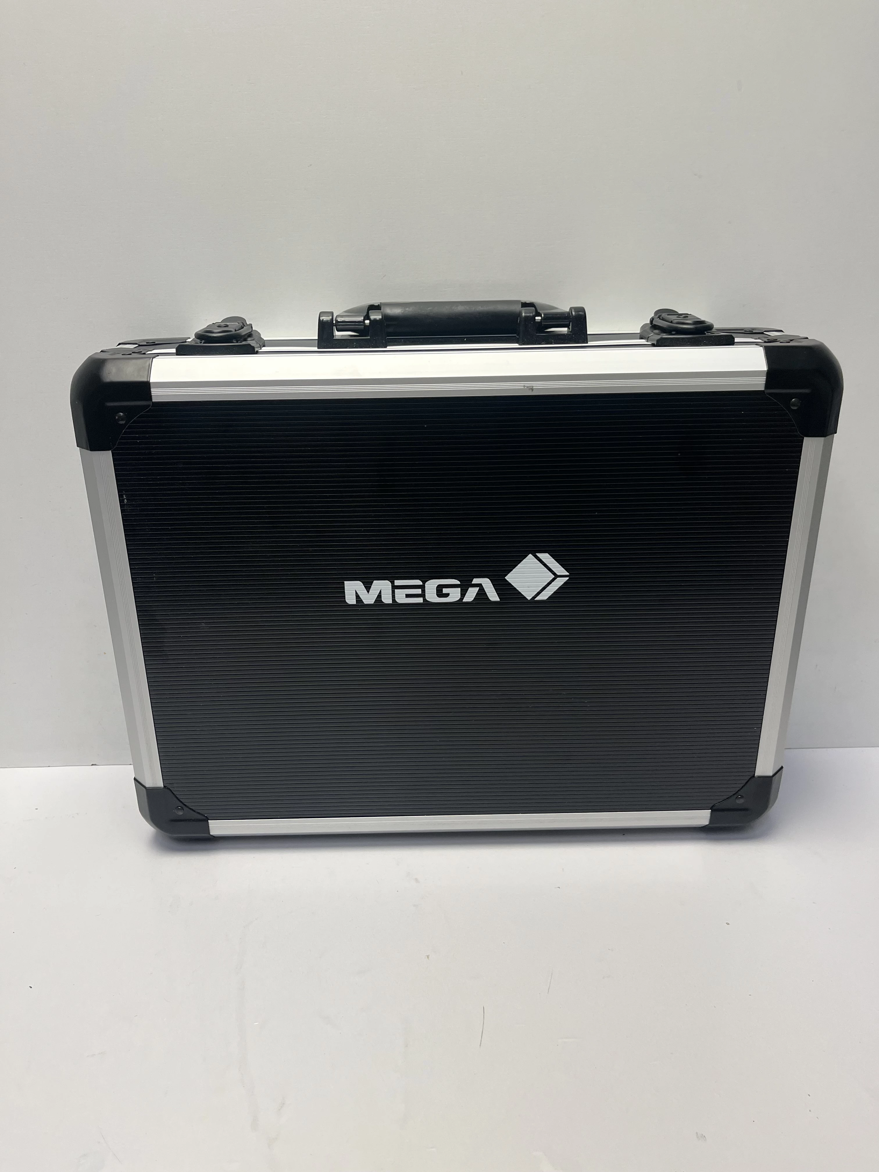 zestaw-kluczyi-narzedzi-recznych-w-walizce-mega-kod-producenta-klucze