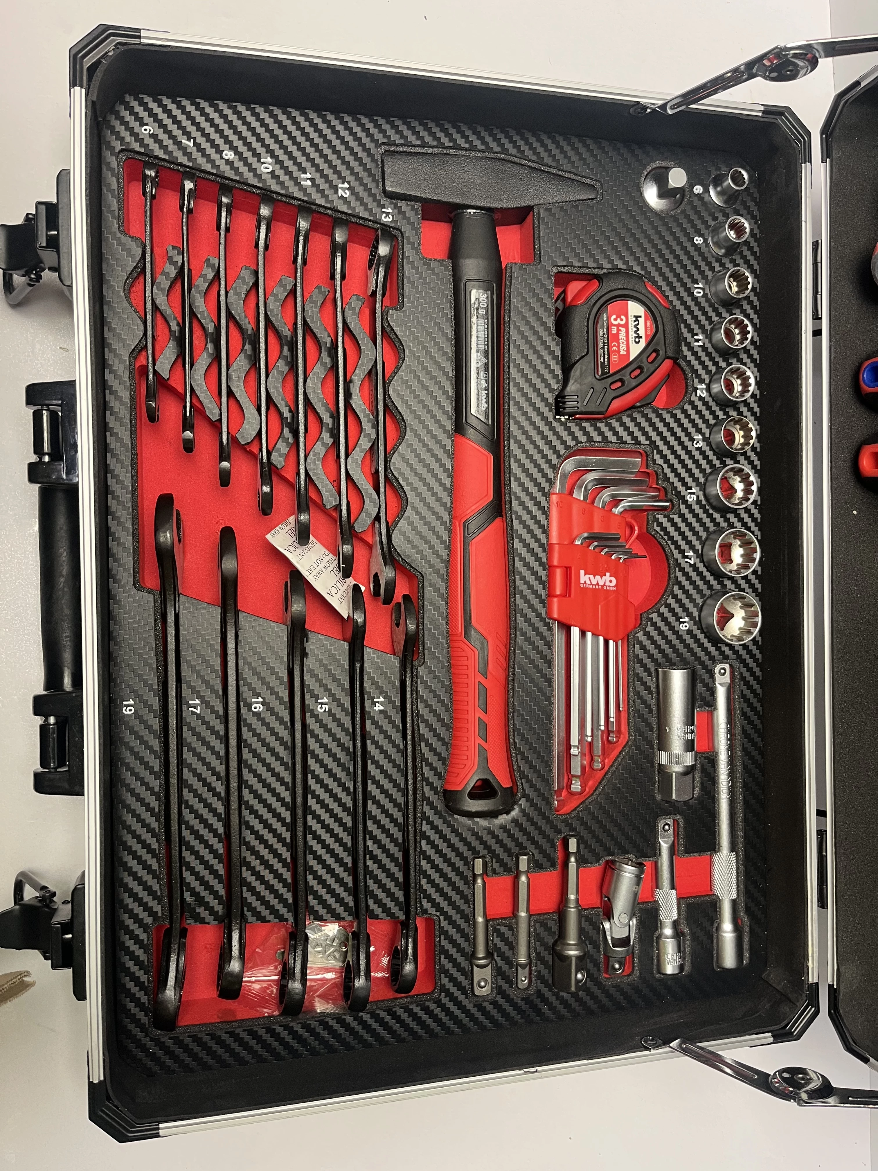 zestaw-kluczyi-narzedzi-recznych-w-walizce-mega-liczba-elementow-w-zestawie-95