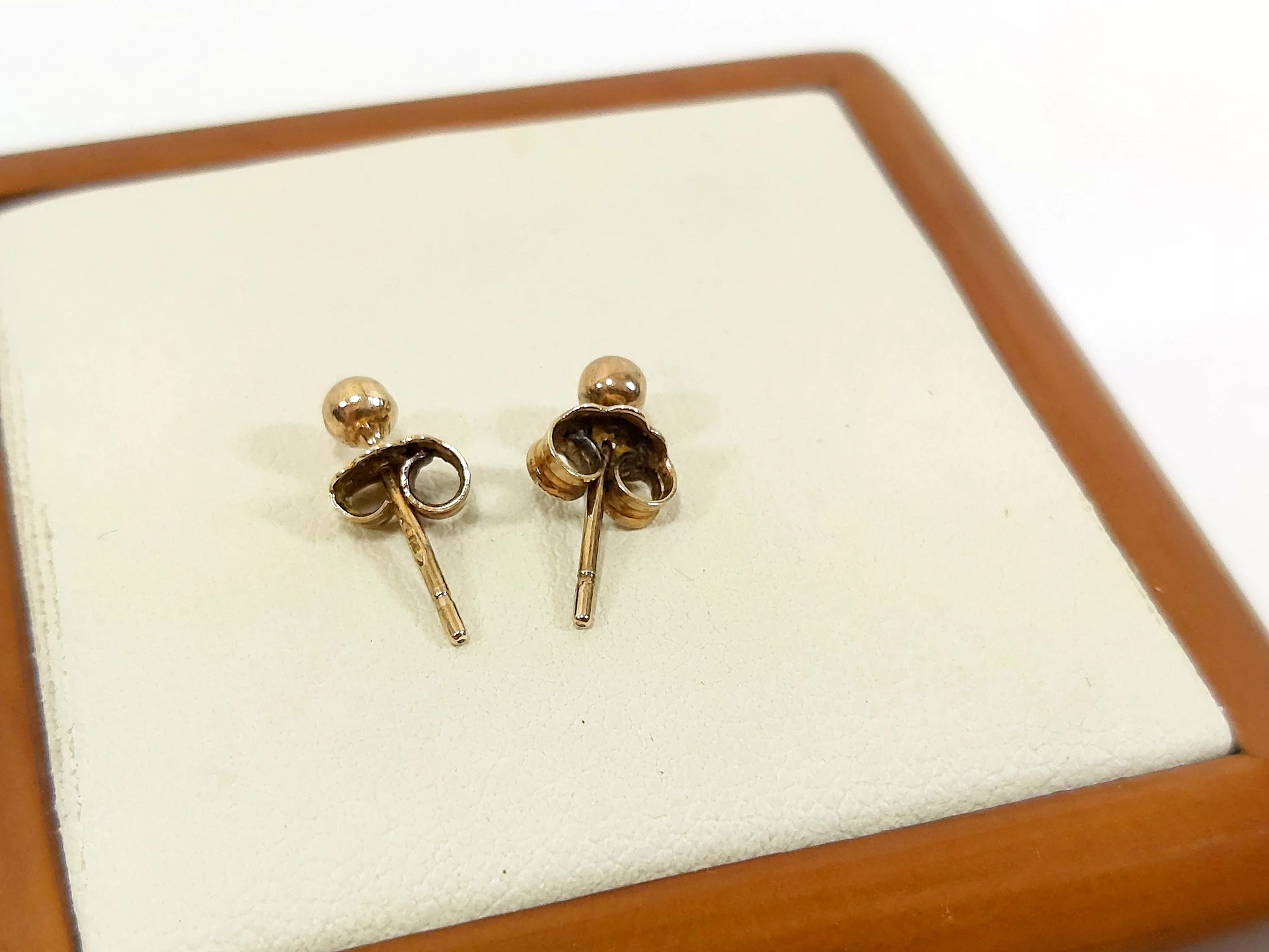 drobne-zlote-kolczyki-proby-333-material-dominujacy-223721-131072