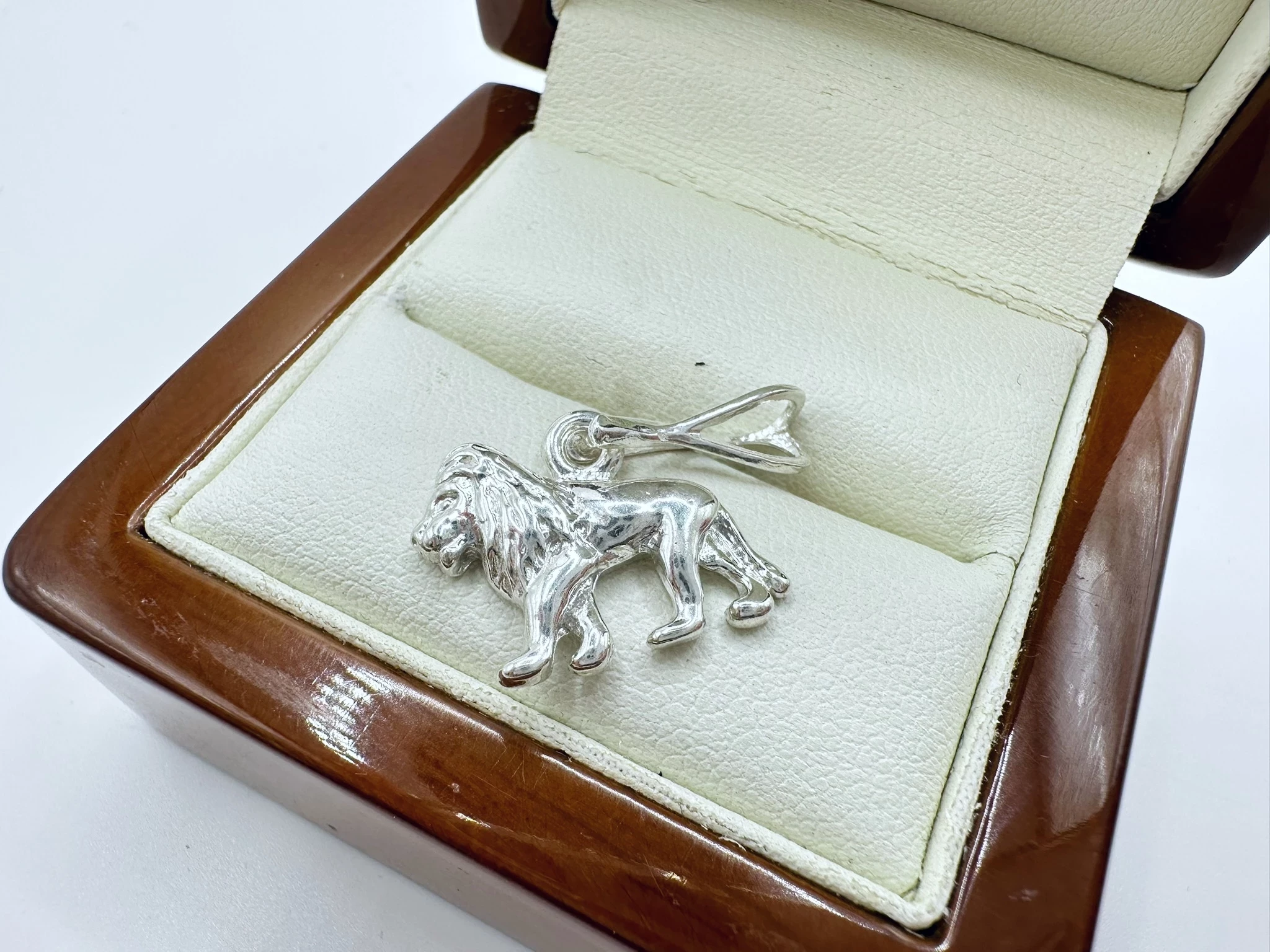 lsniacy-damski-wisiorek-ze-srebra-925-lew-znak-zodiaku-stan-11323-2