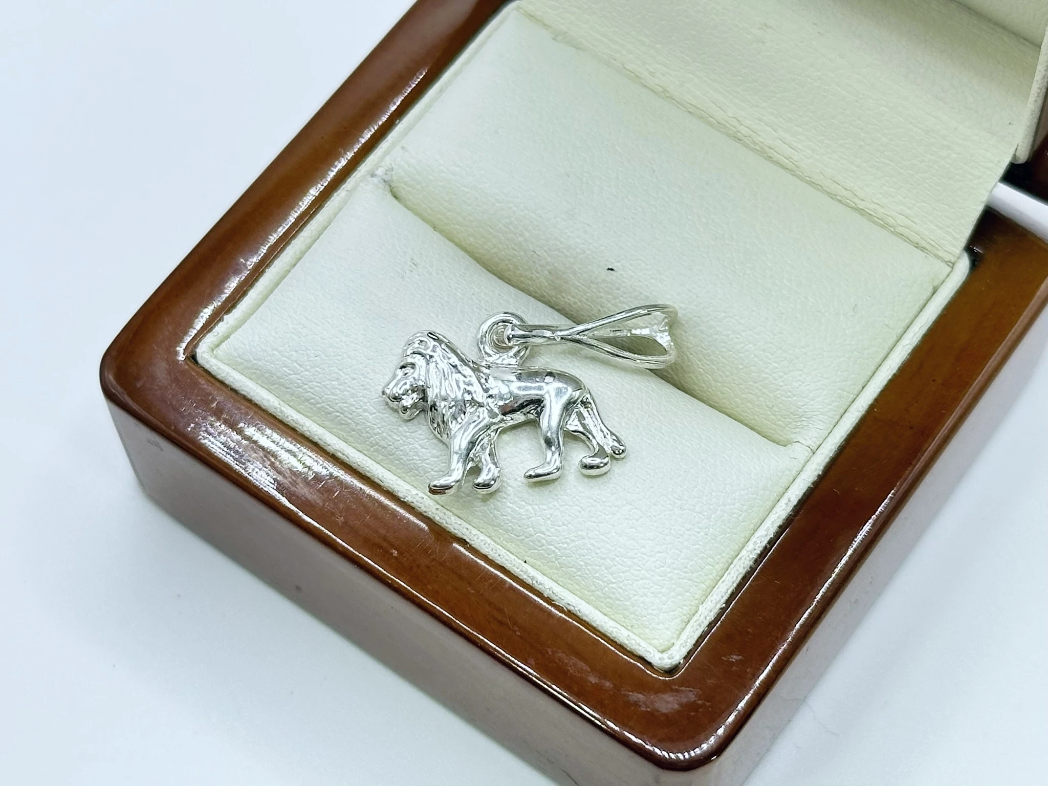 lsniacy-damski-wisiorek-ze-srebra-925-lew-znak-zodiaku-niepodleglosci-18-wschowa-kamp