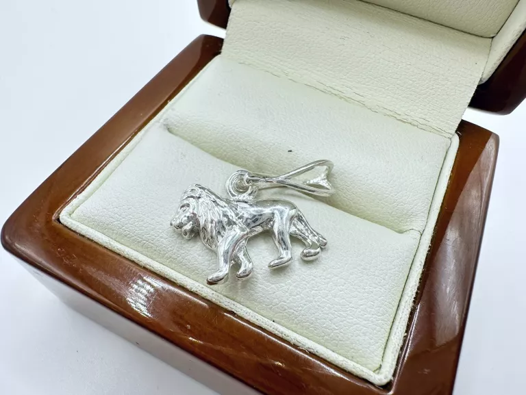 lsniacy-damski-wisiorek-ze-srebra-925-lew-znak-zodiaku-stan-11323-2