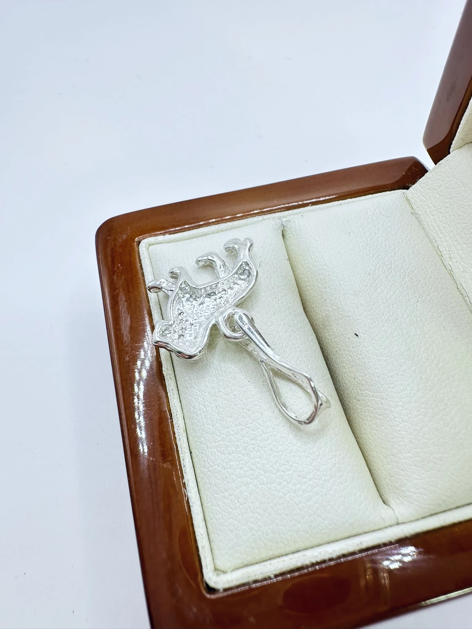 lsniacy-damski-wisiorek-ze-srebra-925-lew-znak-zodiaku-motyw-129129-4