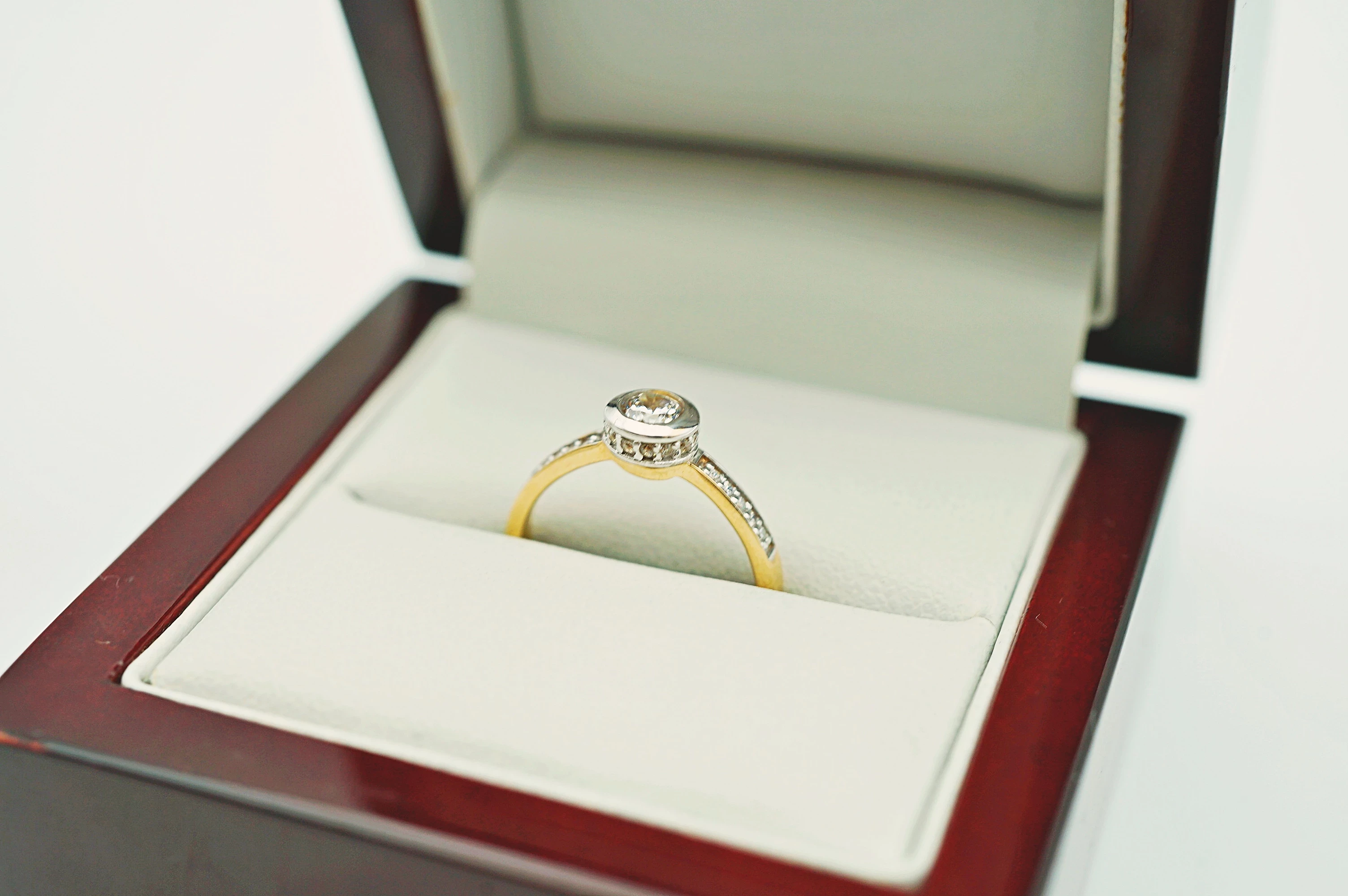 piekny-zloty-pierscionek-585-221g-r10-cyrkonia-material-15835-2