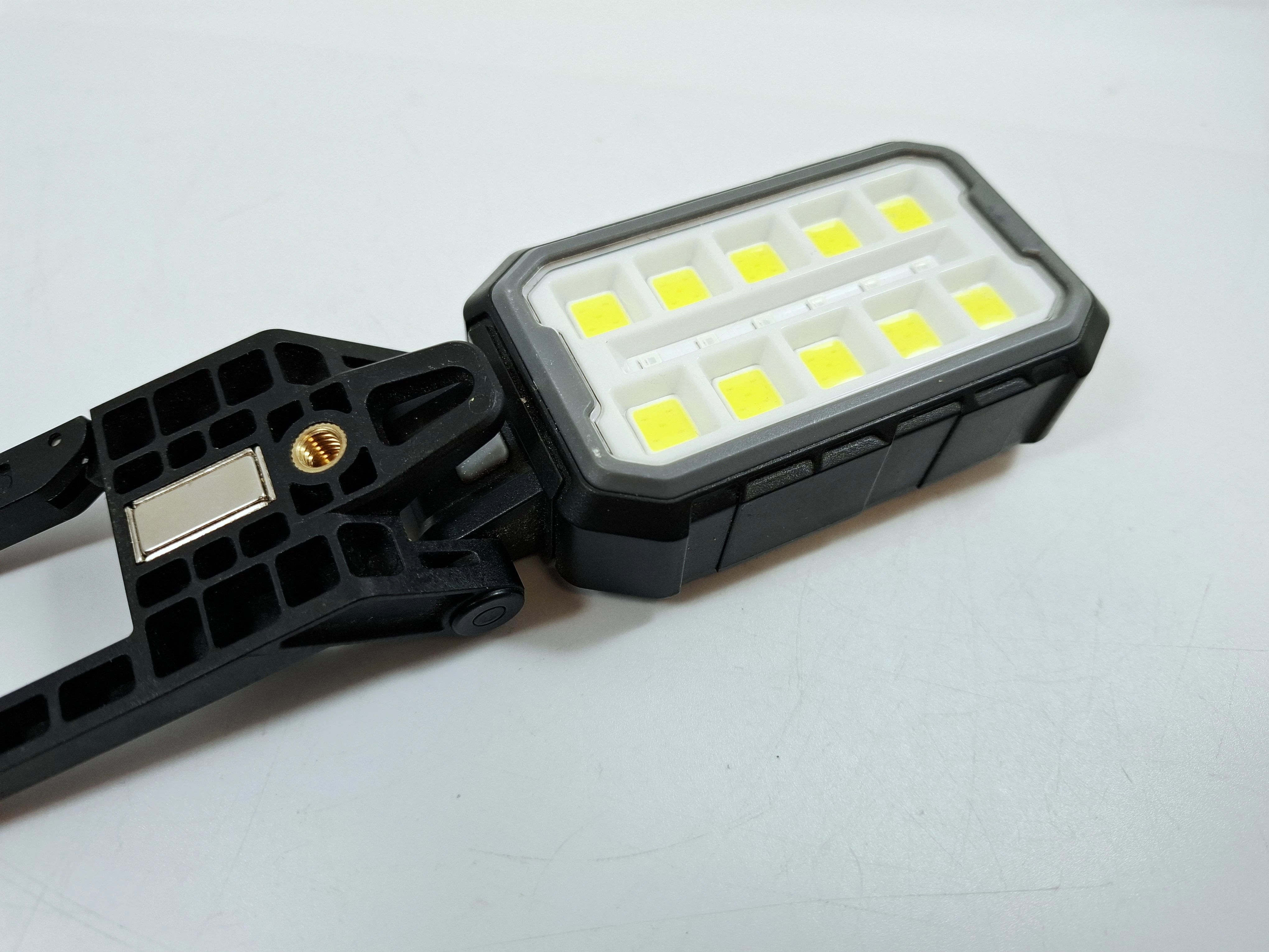 latarka-z-uchwytem-led-model-mc-101a