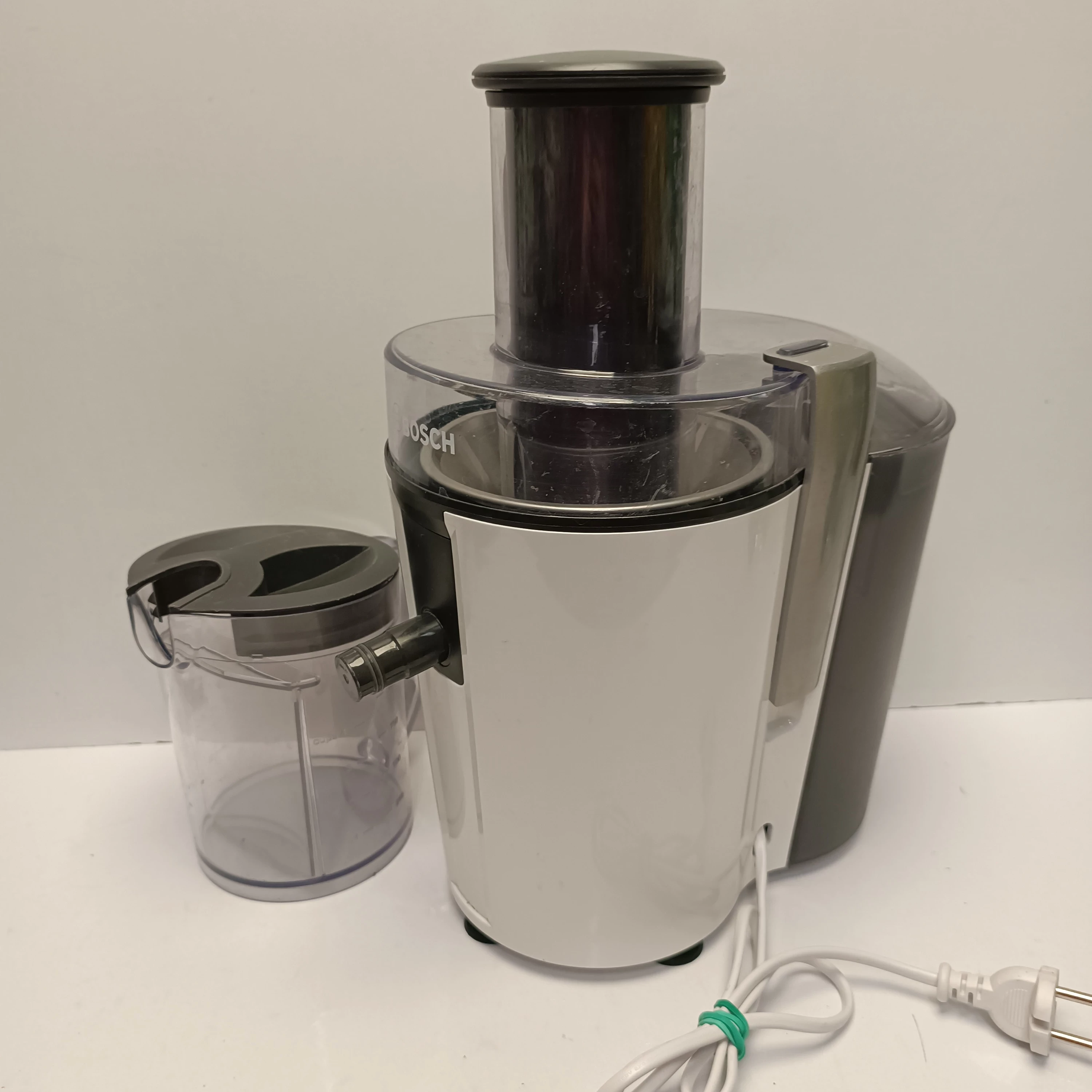 sokowirowka-bosch-mes25a0-bialy-700-w-osiedle-teatralne-3u15-krakow